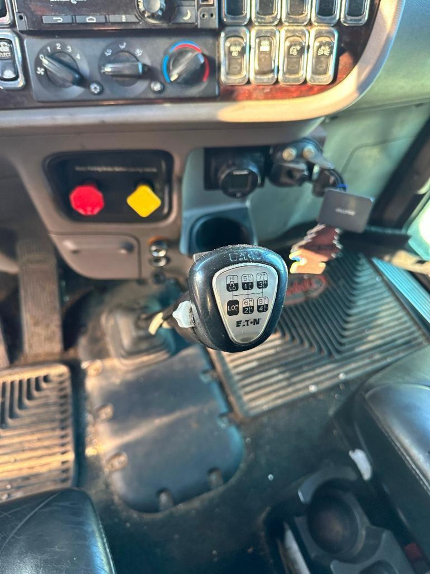 2018 Peterbilt 389 T/A Sleeper Truck Tractor VIN #: 1XPXDP9X7JD496127 - Image 16 of 26