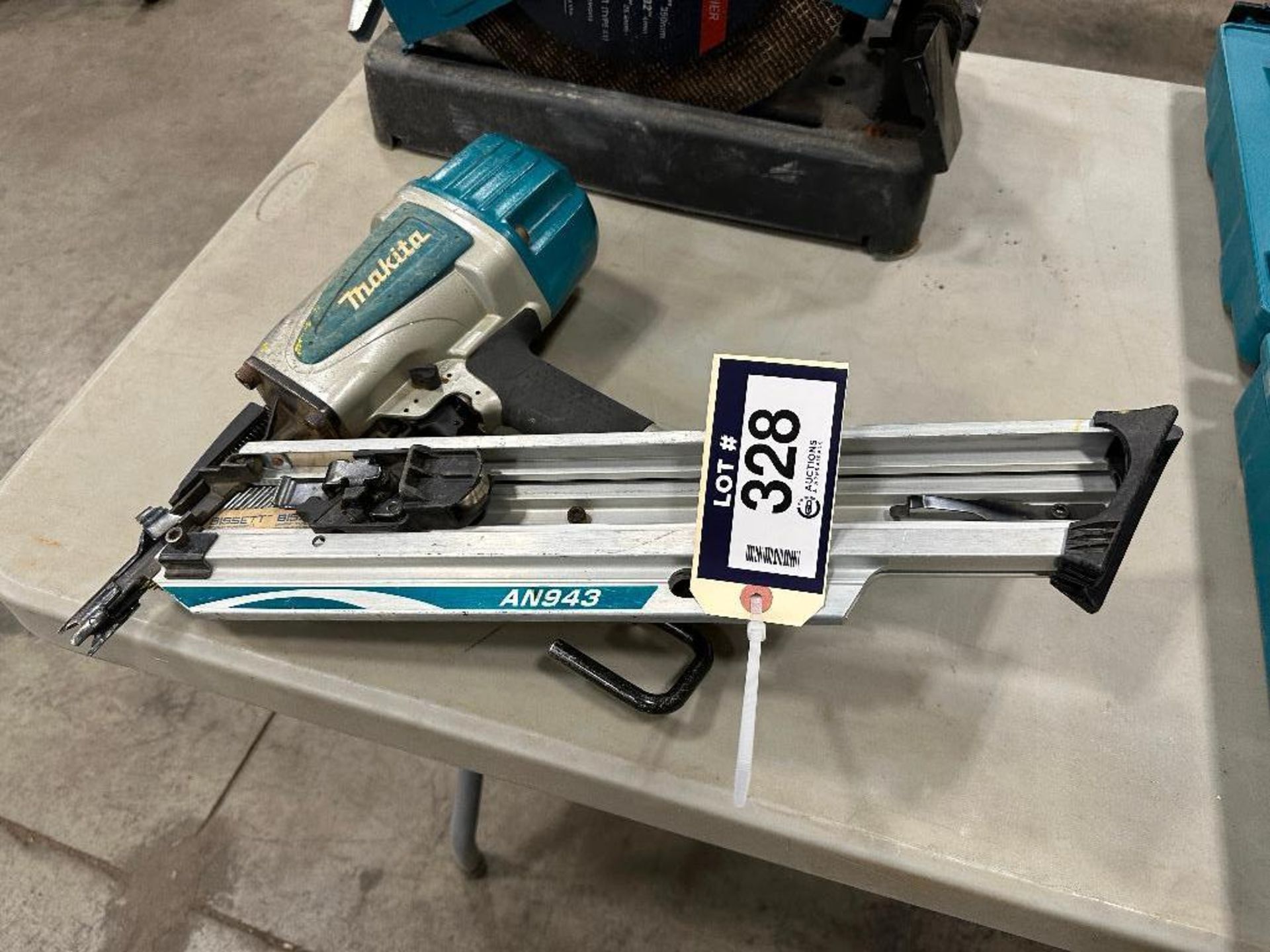 Makita AN943 Pneumatic Nailer