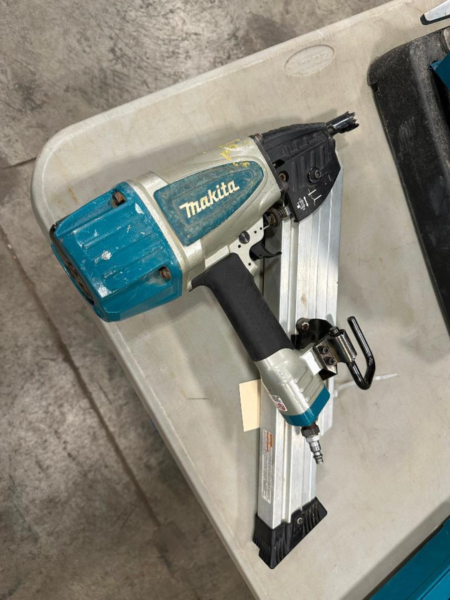 Makita AN943 Pneumatic Nailer - Image 5 of 5