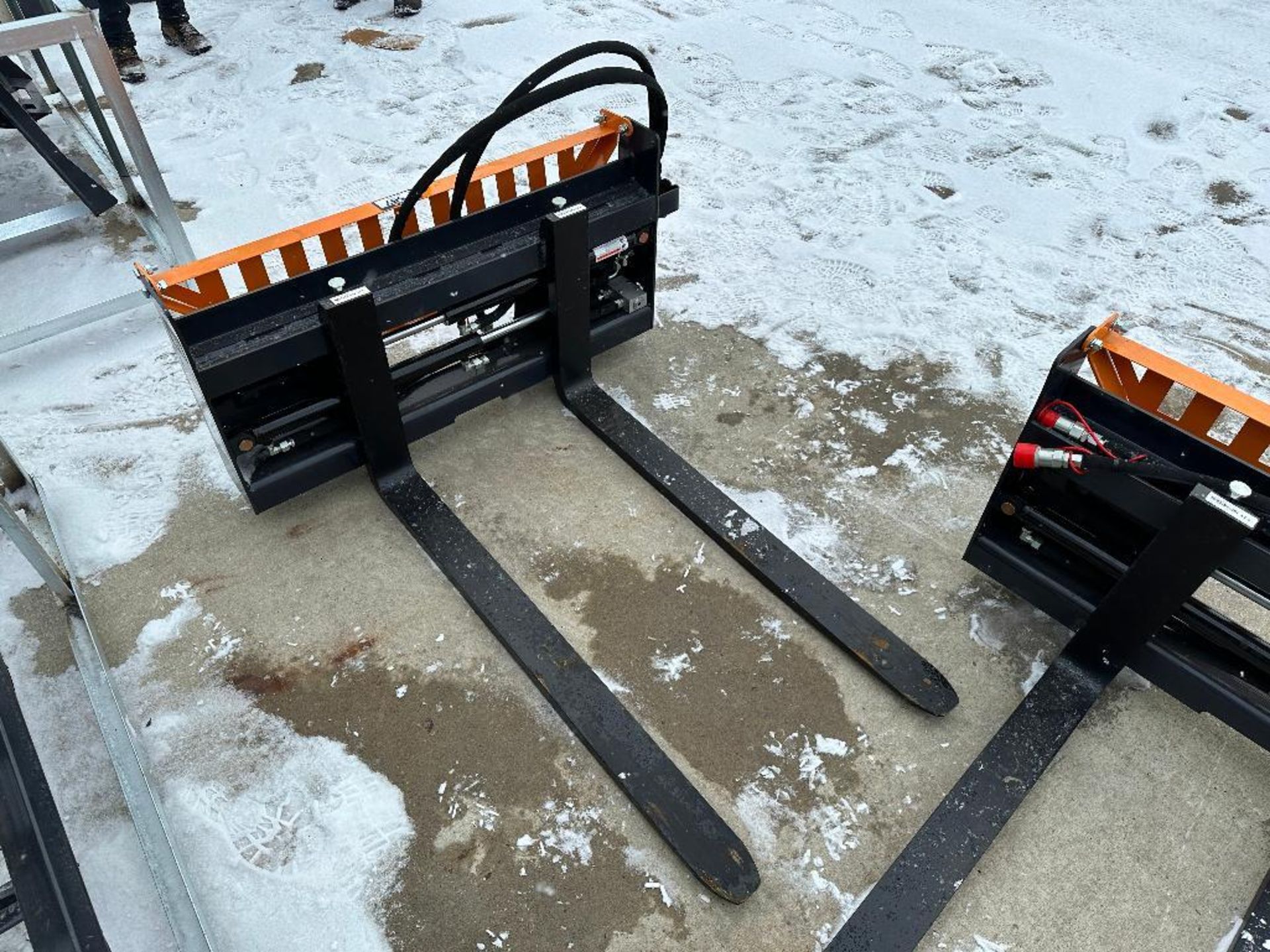 2023 Wolverine PFA-11-3300G Skid Steer Pallet Fork Hydraulic Adjustable Attachment - Image 4 of 5