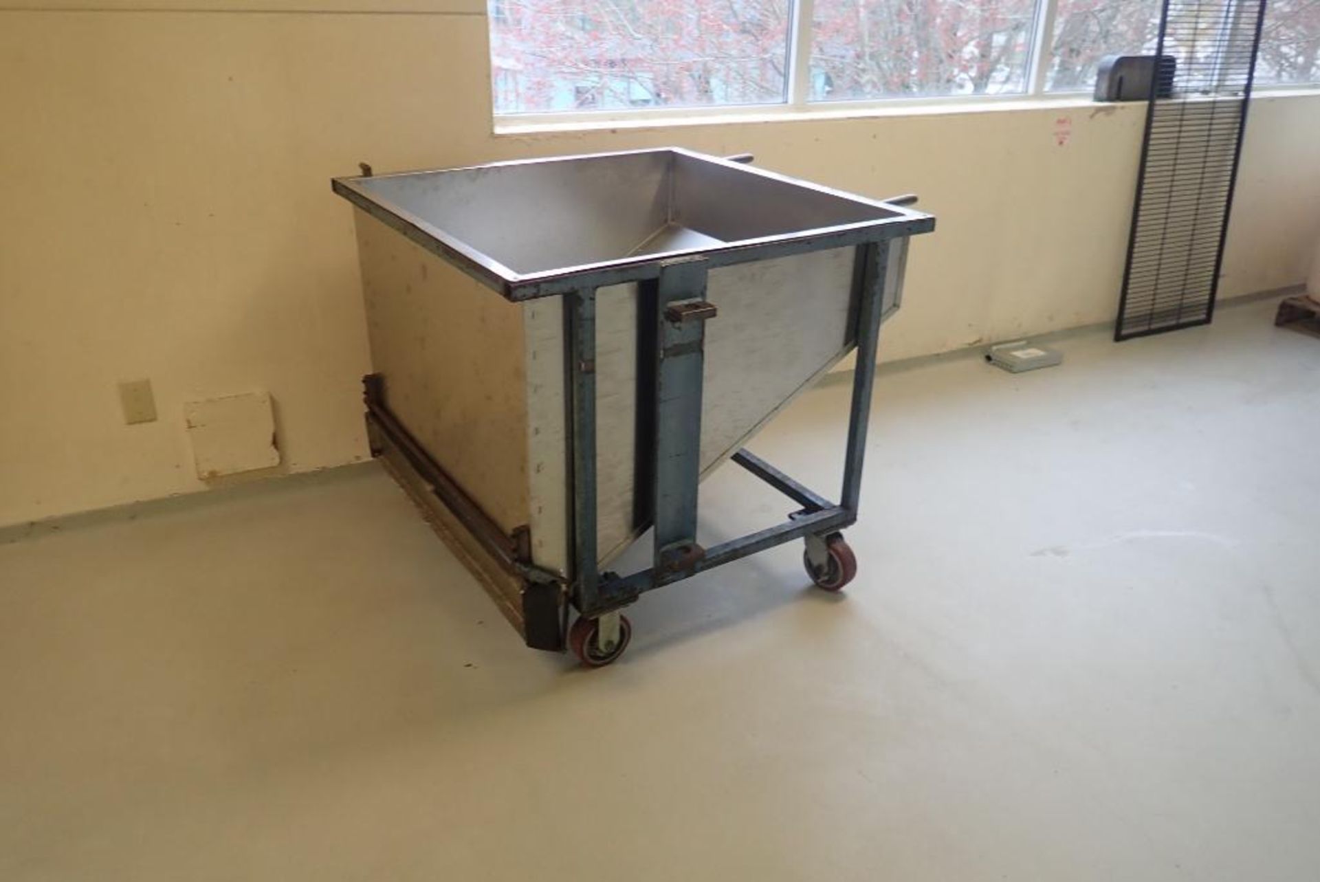 Mobile Stainless Steel Tub.