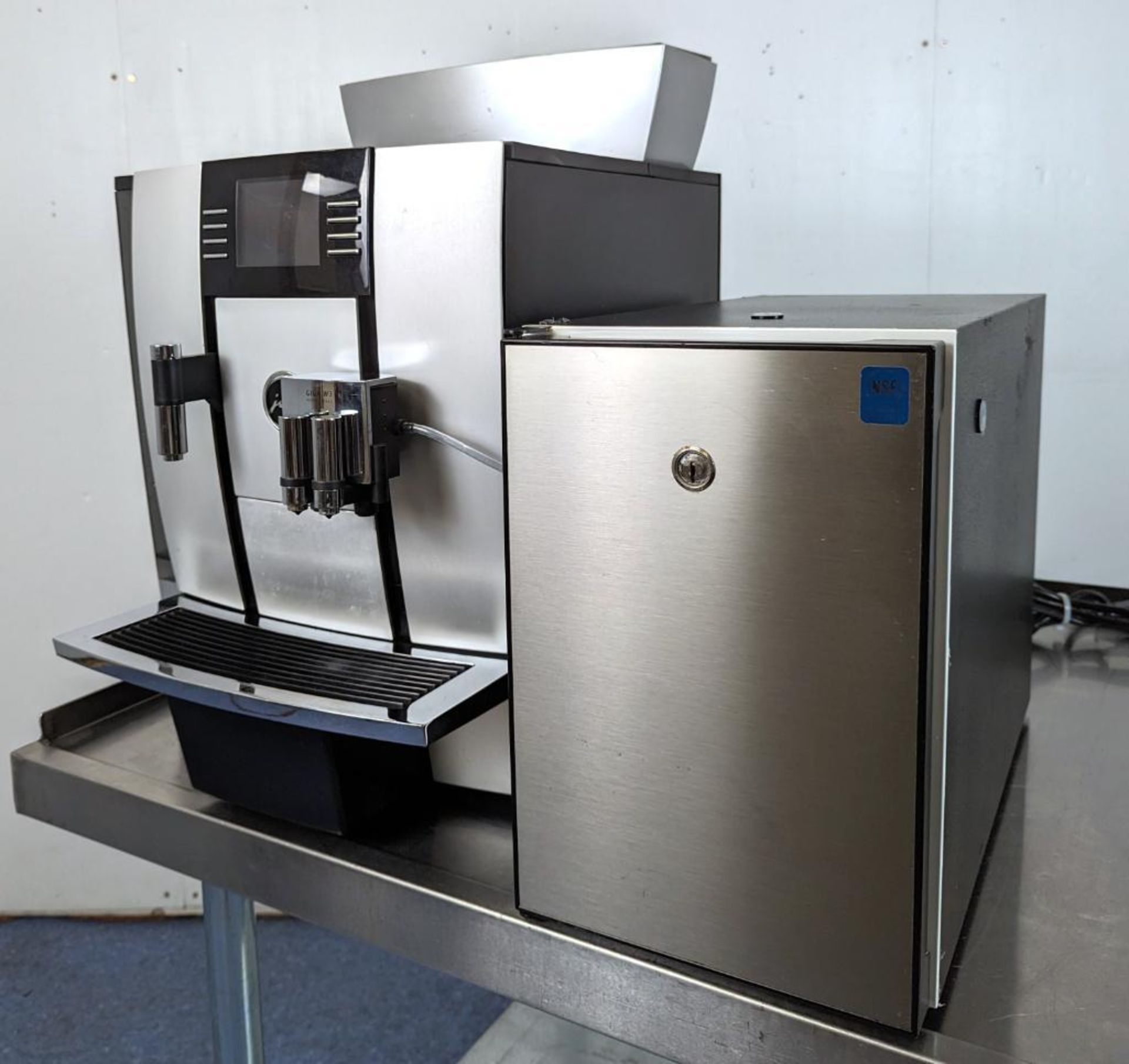 JURA GIGA W3 PROFESSIONAL AUTOMATIC COFFEE MACHINE WITH MILK COOLER - Bild 2 aus 14