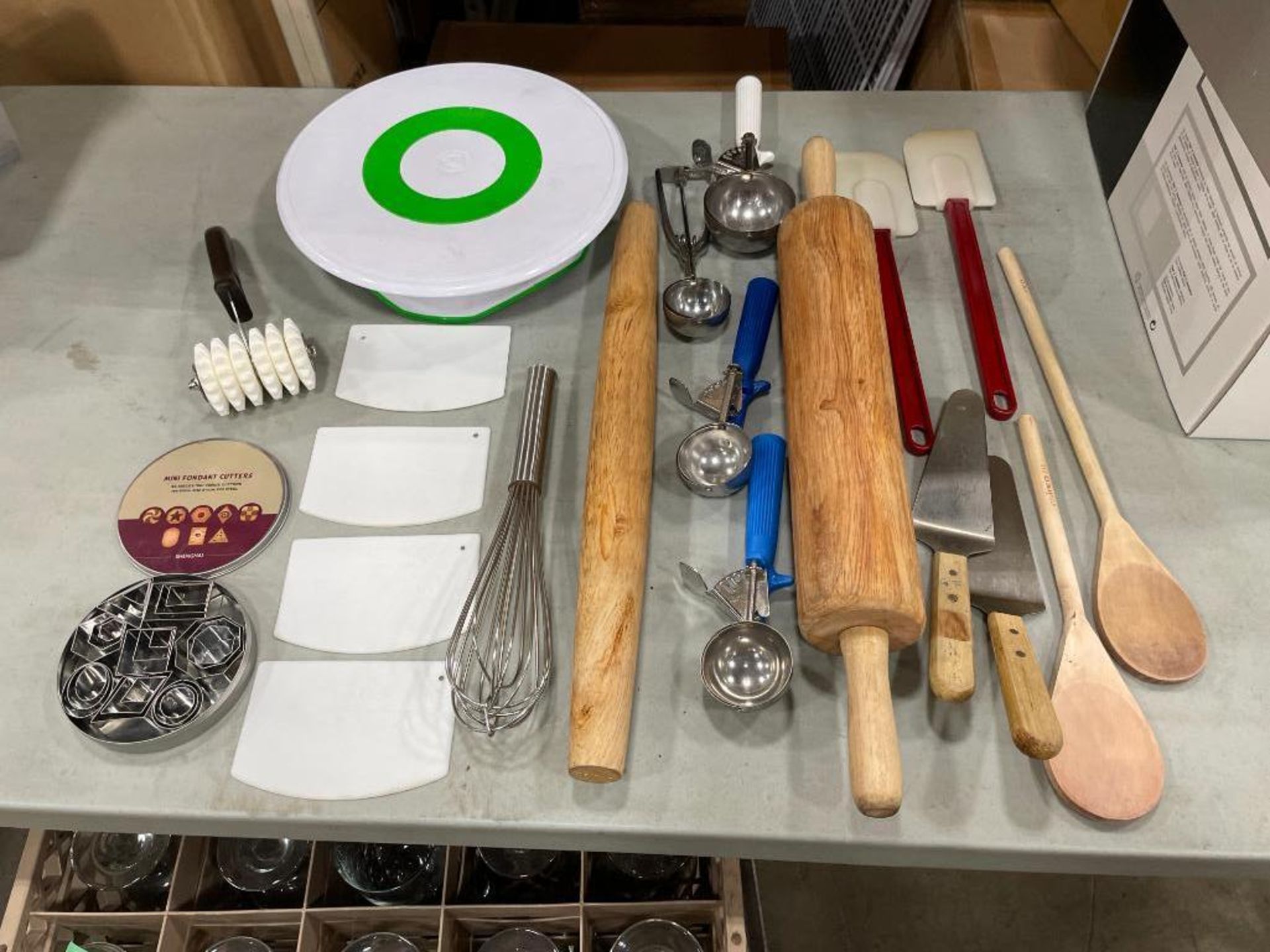 LOT OF ASSORTED BAKING UTENSILS INCLUDING: ROLLING PINS, MINI FONDANT CUTTERS, CAKE STAND, PORTION S