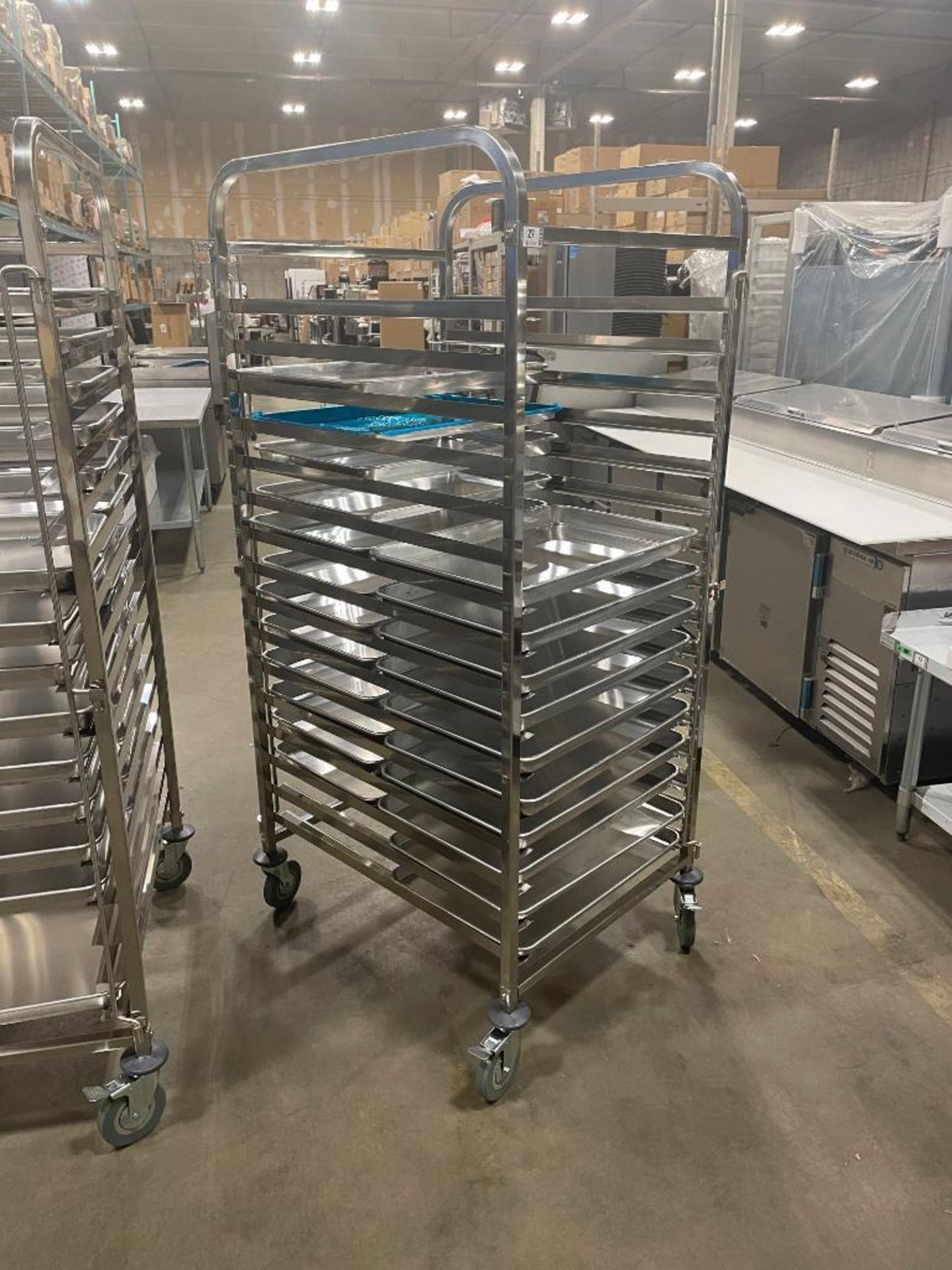 NEW STAINLESS STEEL 16-SLOT OVERSIZED BUN PAN RACK WITH PAN GUARD & (22) PANS - Image 3 of 8