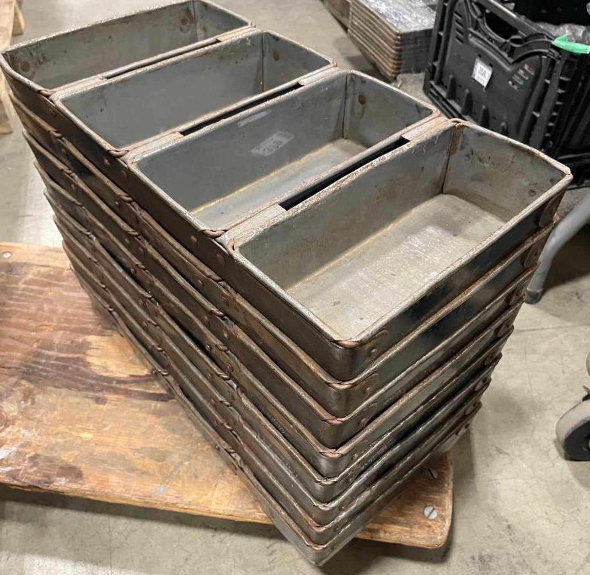 (8) 4-COMPARTMENT STRAPPED LOAF PANS - Image 3 of 4