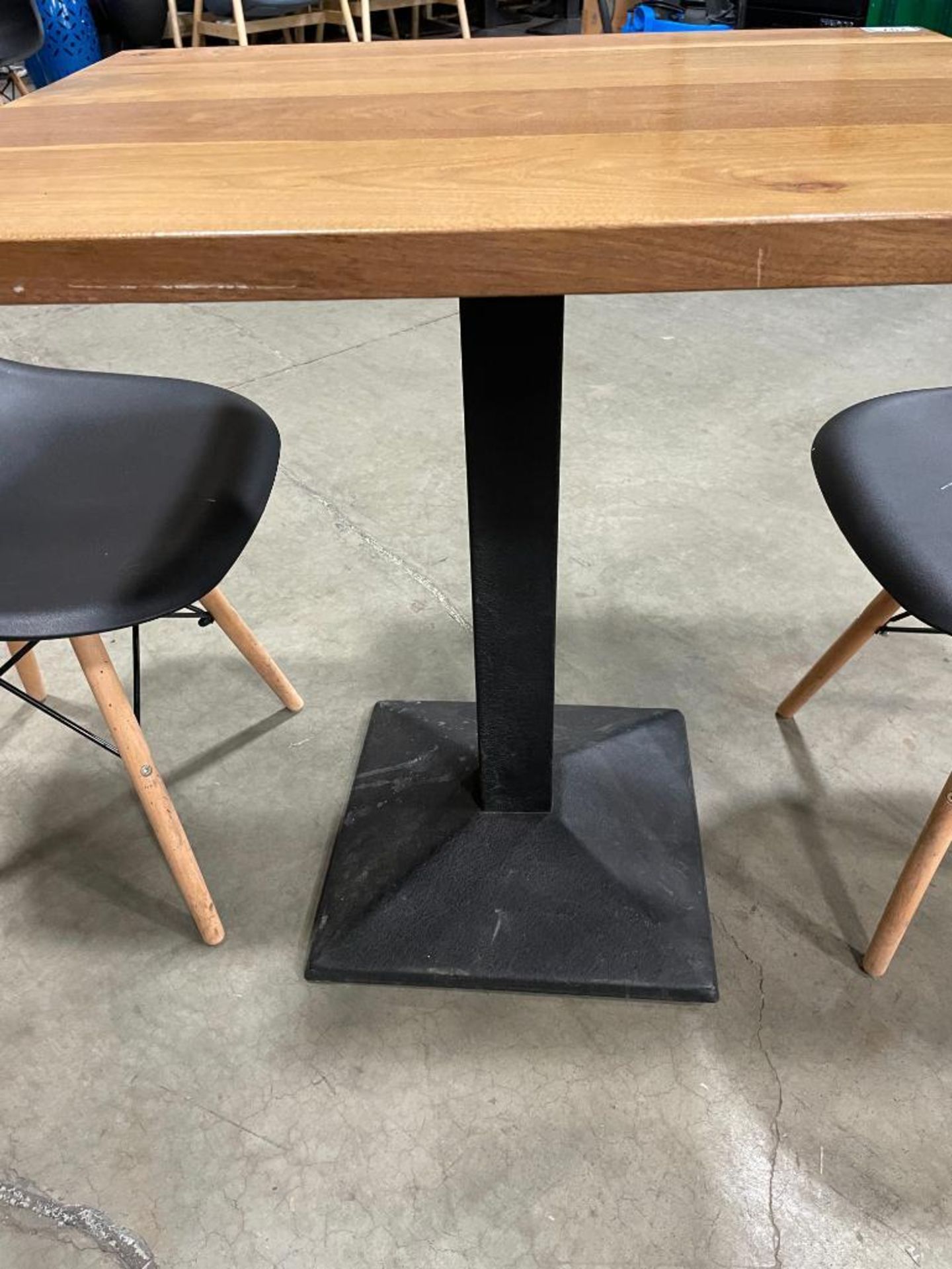 30" X 24" WOOD TOP SINGLE PEDESTAL TABLE WITH (2) BLACK PLASTIC BACK CHAIRS - Image 6 of 9