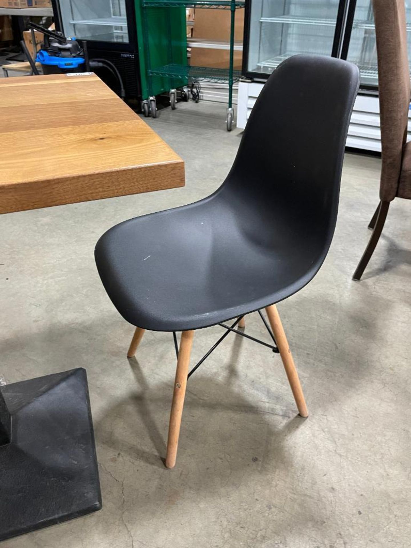 30" X 24" WOOD TOP SINGLE PEDESTAL TABLE WITH (2) BLACK PLASTIC BACK CHAIRS - Image 5 of 9