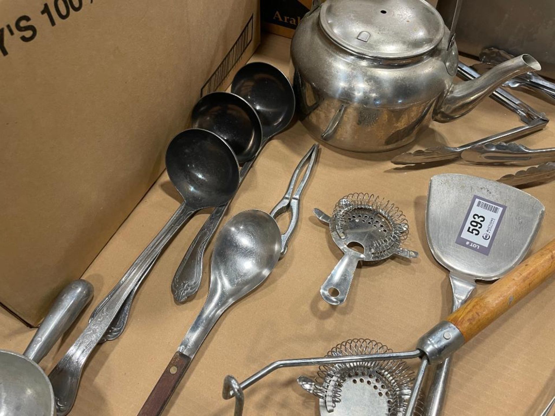 LOT OF ASSORTED KITCHEN ITEMS INCLUDING: INSERTS, TONGS, SCOOPS, TEAPOTS - Image 11 of 13