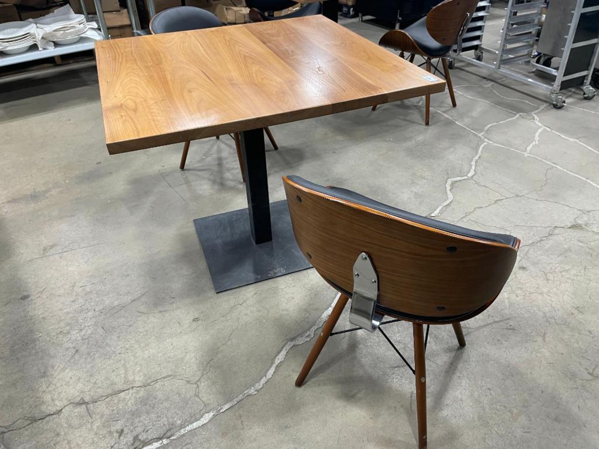 36" X 36" WOOD TOP SINGLE PEDESTAL TABLE WITH (2) ARMEN LIVING CASSIE MID-CENTURY CHAIRS - Bild 6 aus 10