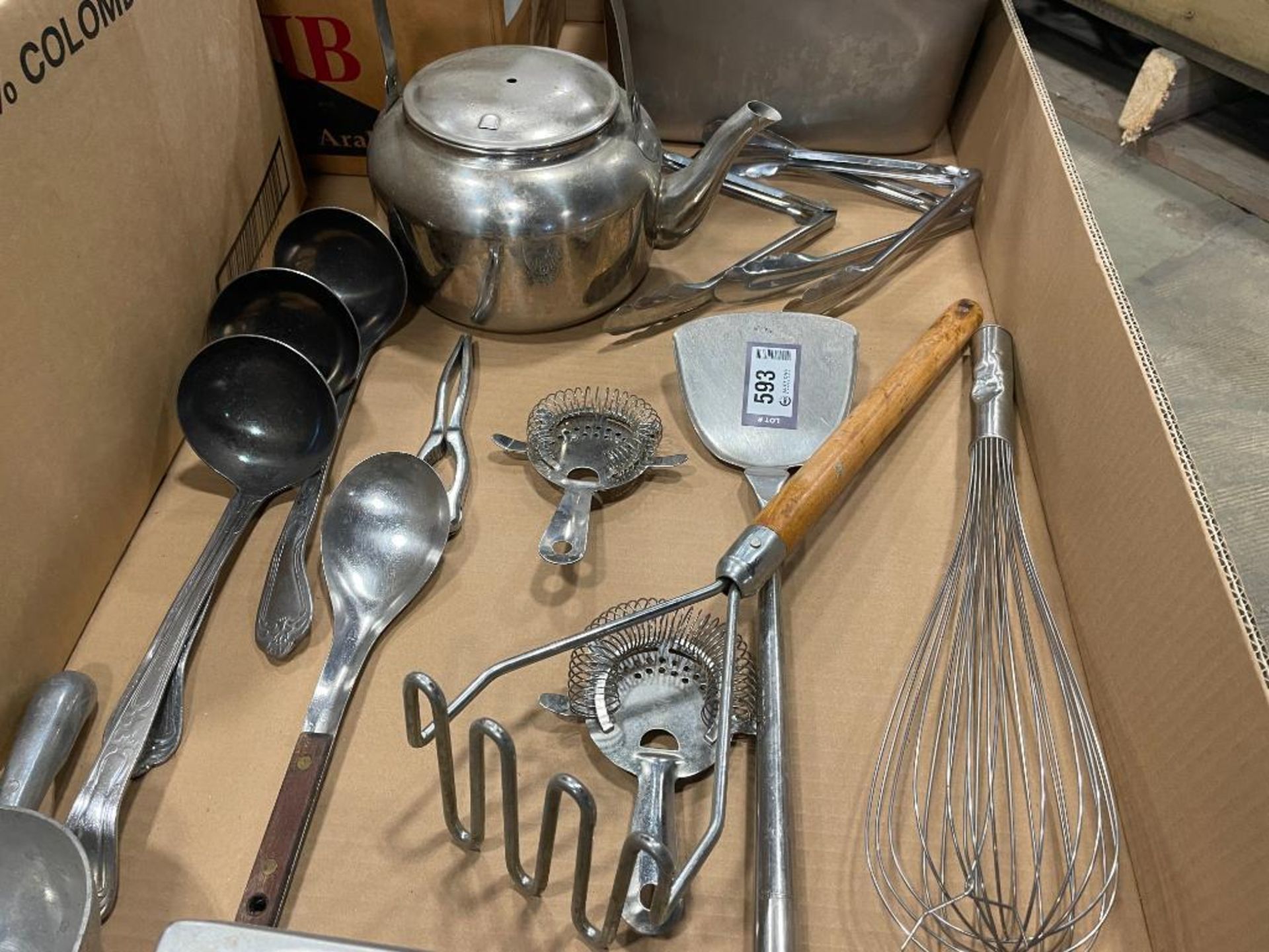 LOT OF ASSORTED KITCHEN ITEMS INCLUDING: INSERTS, TONGS, SCOOPS, TEAPOTS - Image 9 of 13