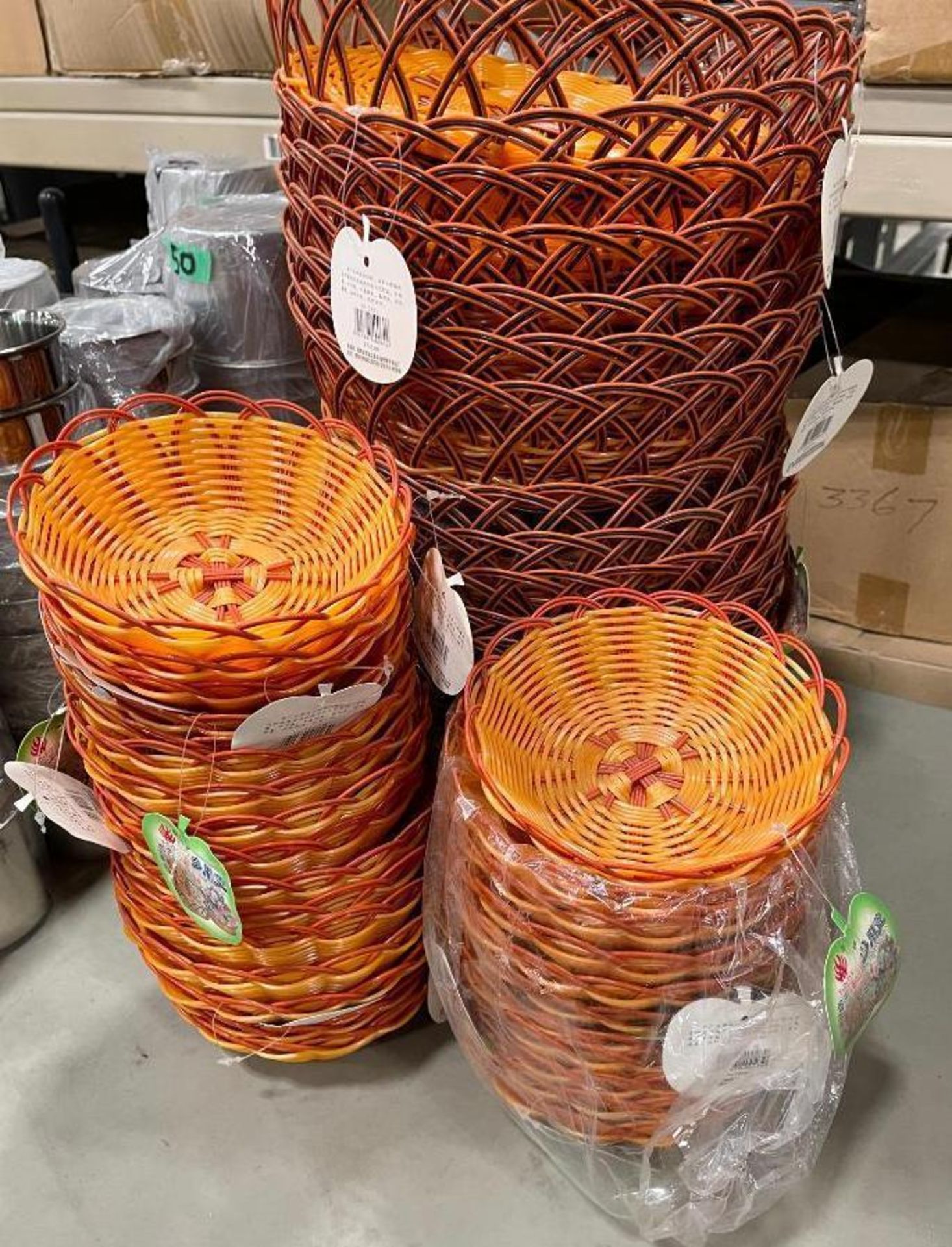 LOT OF ASSORTED SIZE PLASTIC BASKETS - Image 6 of 6