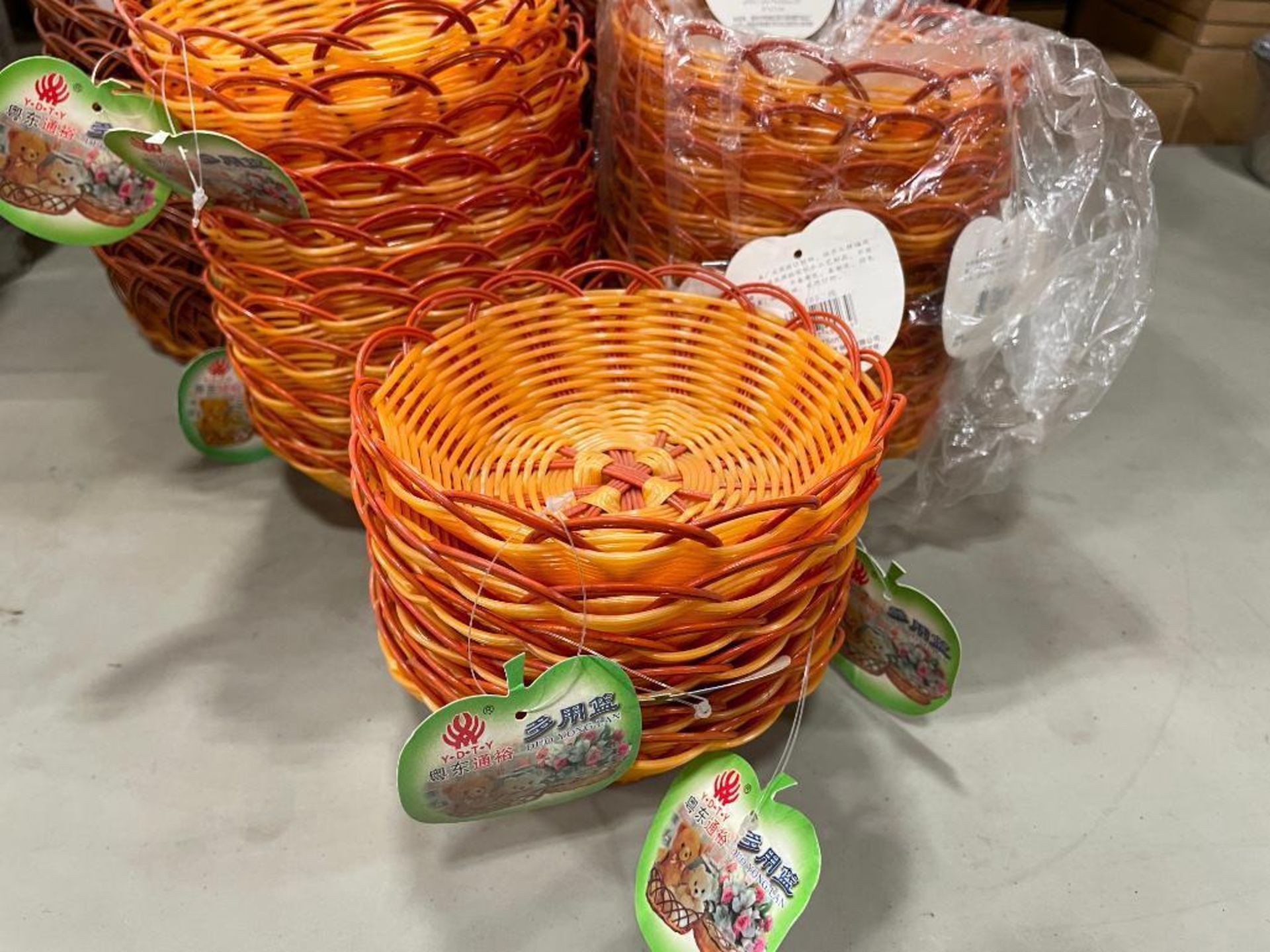 LOT OF ASSORTED SIZE PLASTIC BASKETS - Image 4 of 6