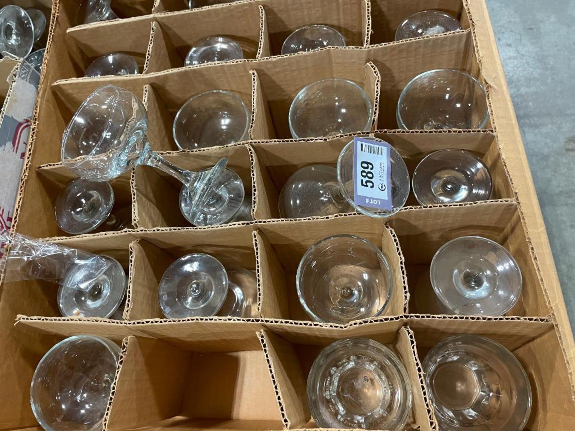 PALLET OF ASSORTED GLASSWARE INCLUDING: COCKTAIL, BRANDY , WATER GLASSES, CHAMPAGNE GLASSES - Image 4 of 10