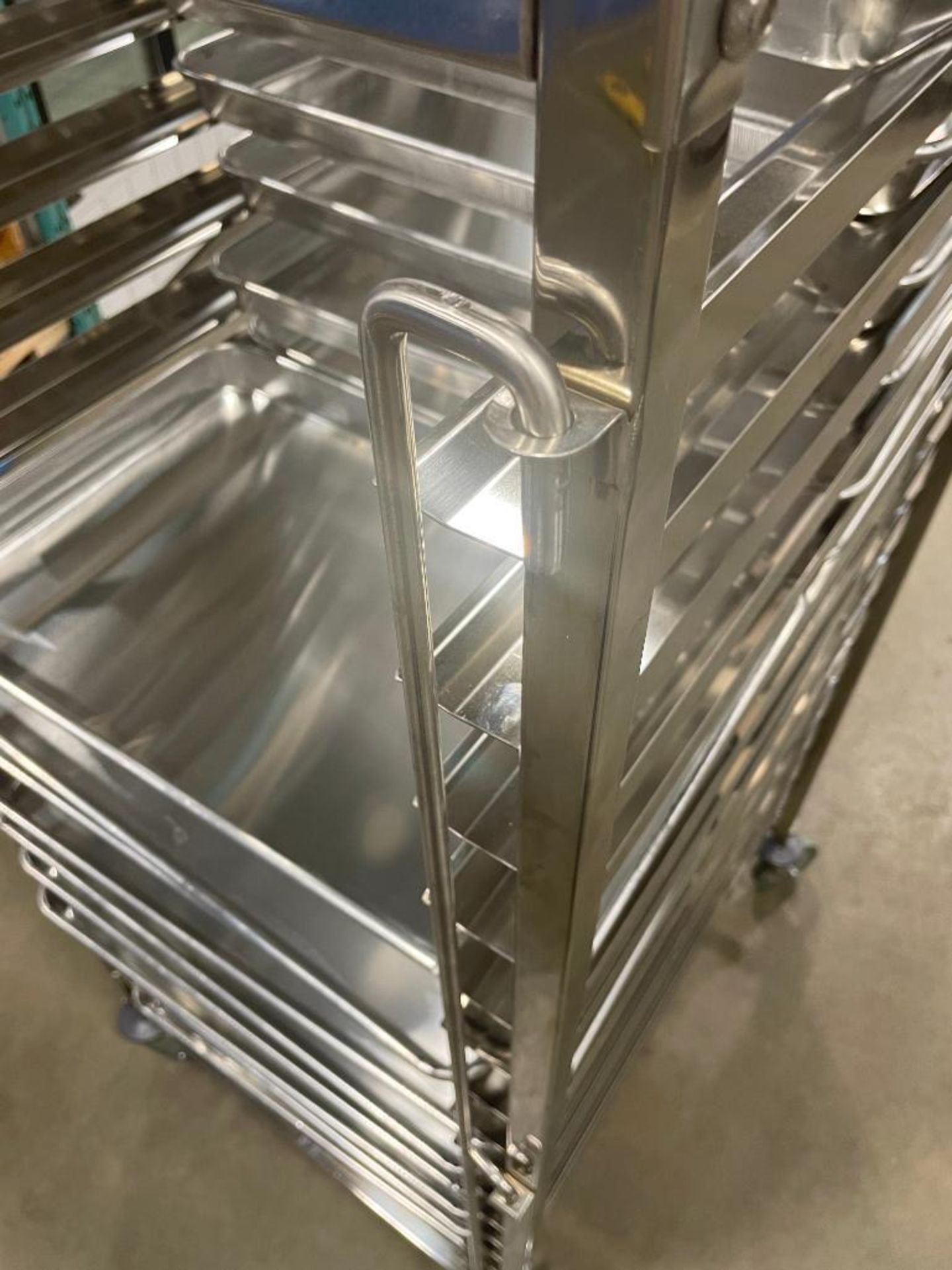 NEW STAINLESS STEEL 16-SLOT OVERSIZED BUN PAN RACK WITH PAN GUARD & (22) PANS - Image 7 of 9