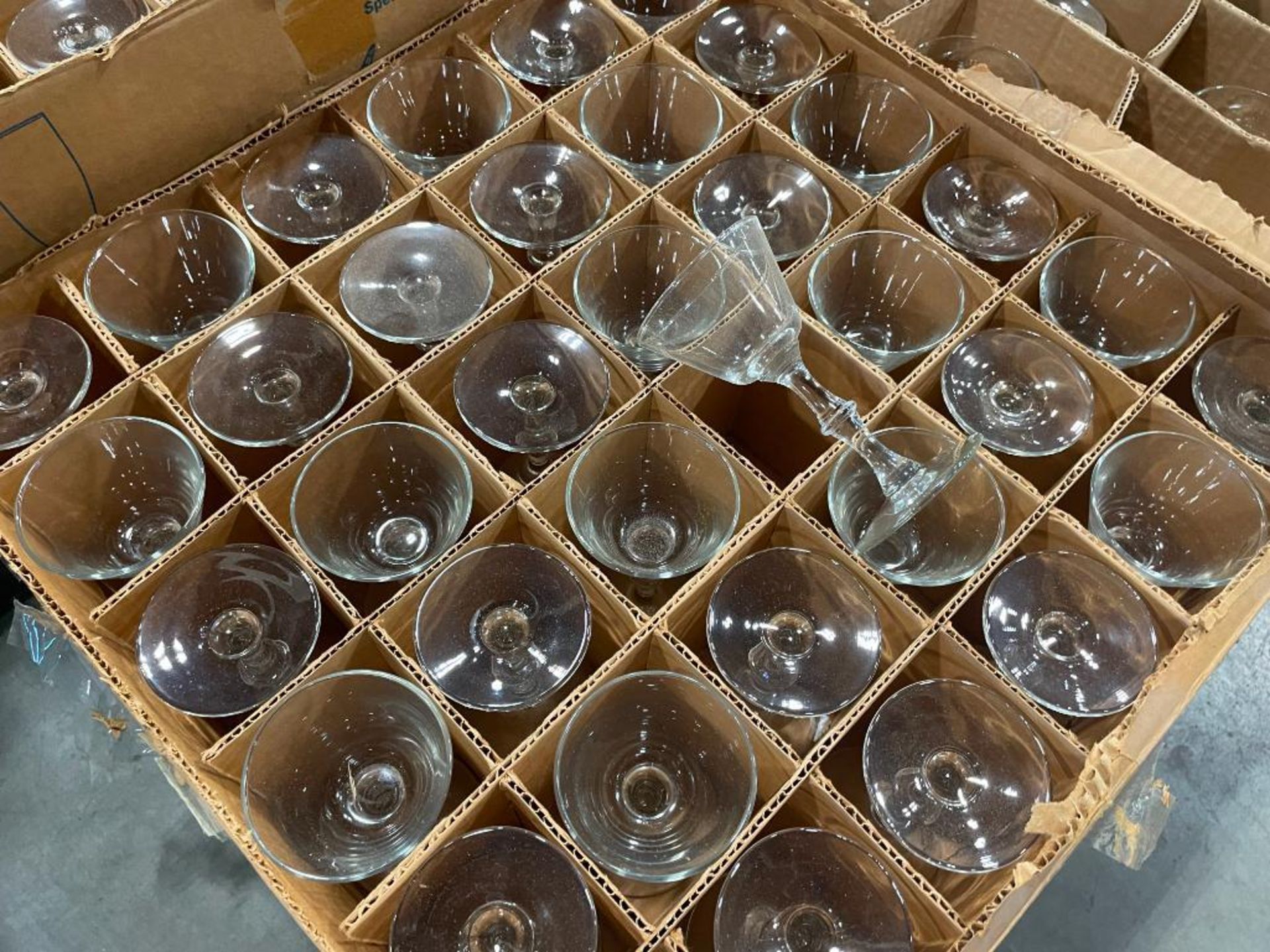 PALLET OF ASSORTED GLASSWARE INCLUDING: COCKTAIL, BRANDY , WATER GLASSES, CHAMPAGNE GLASSES - Image 3 of 10