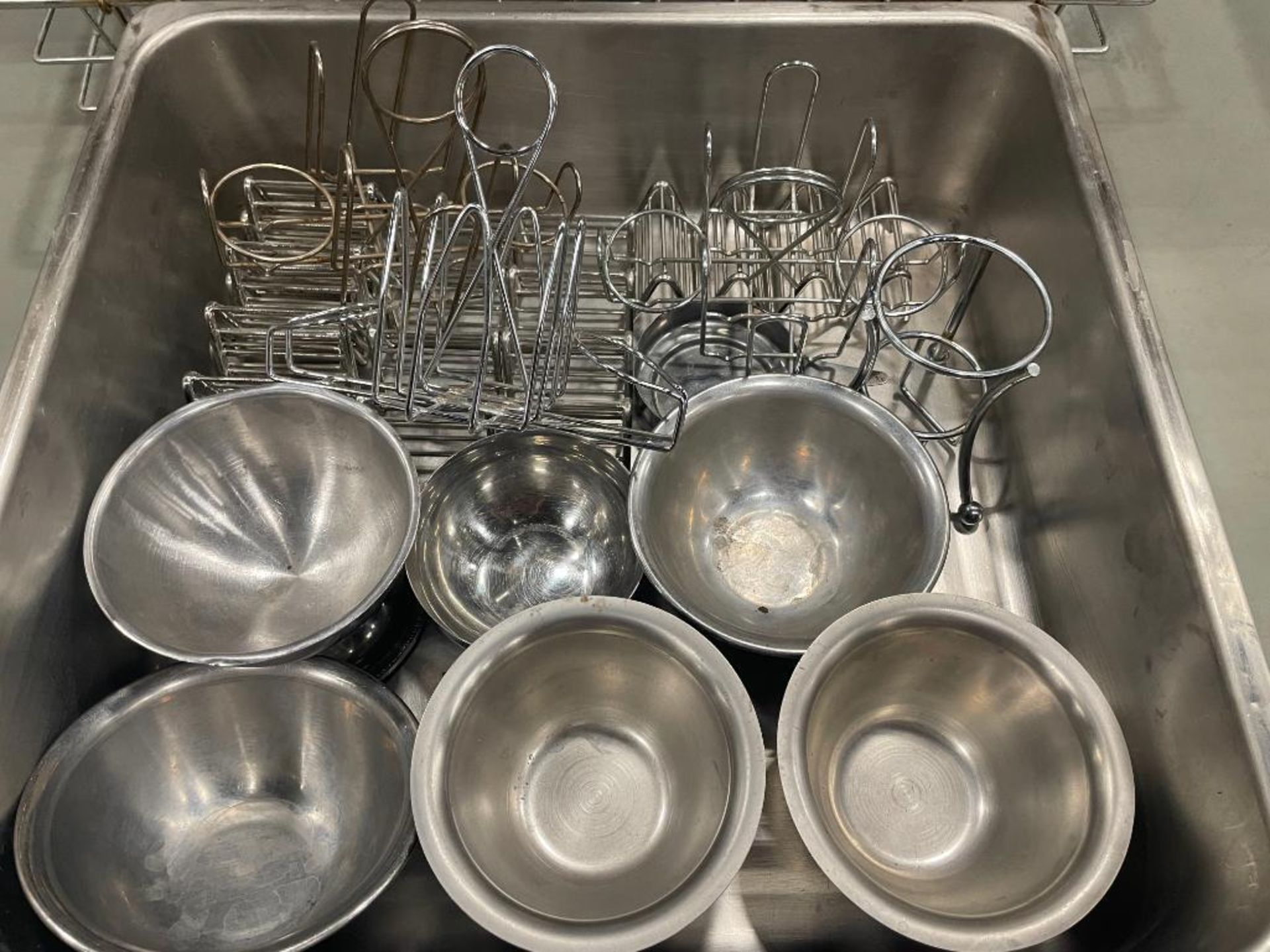 LOT OF TABLE CADDIES & STAINLESS STEEL SAUCE BOWLS - Bild 3 aus 7