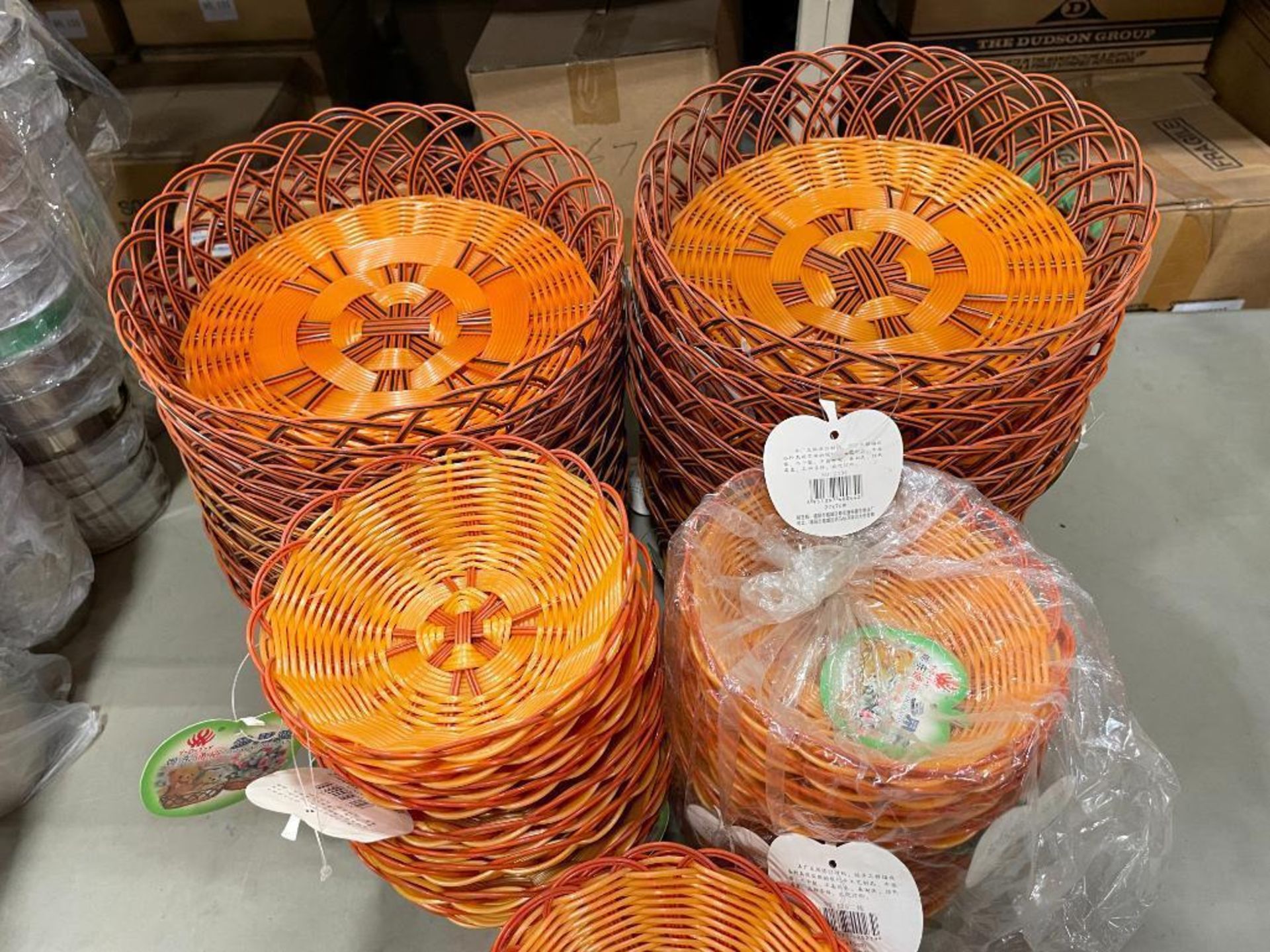LOT OF ASSORTED SIZE PLASTIC BASKETS