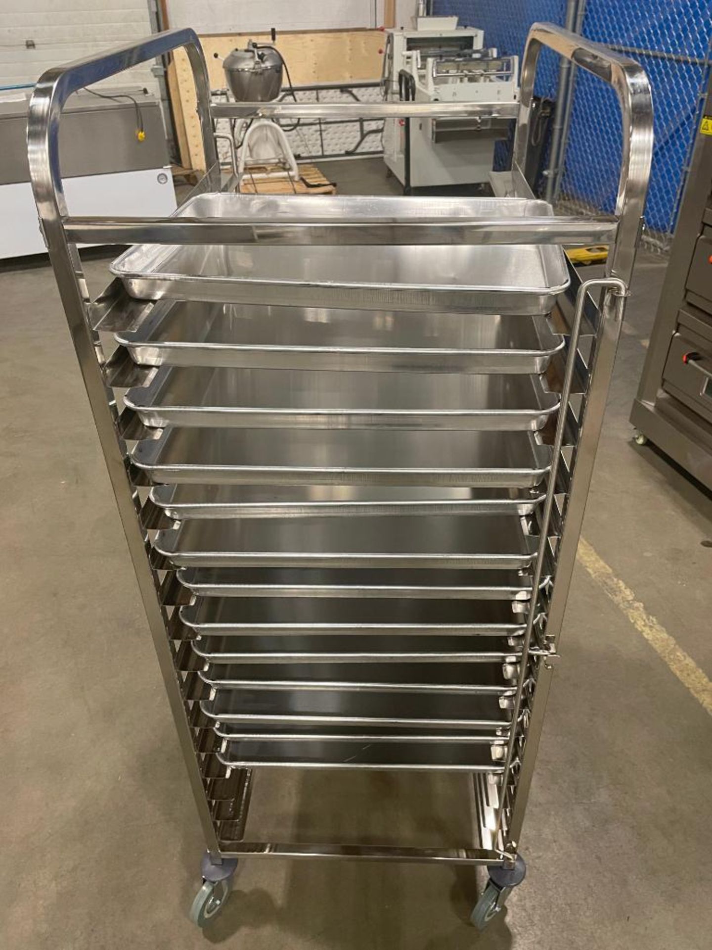 NEW STAINLESS STEEL 16-SLOT OVERSIZED BUN PAN RACK WITH PAN GUARD & (22) PANS - Image 6 of 9
