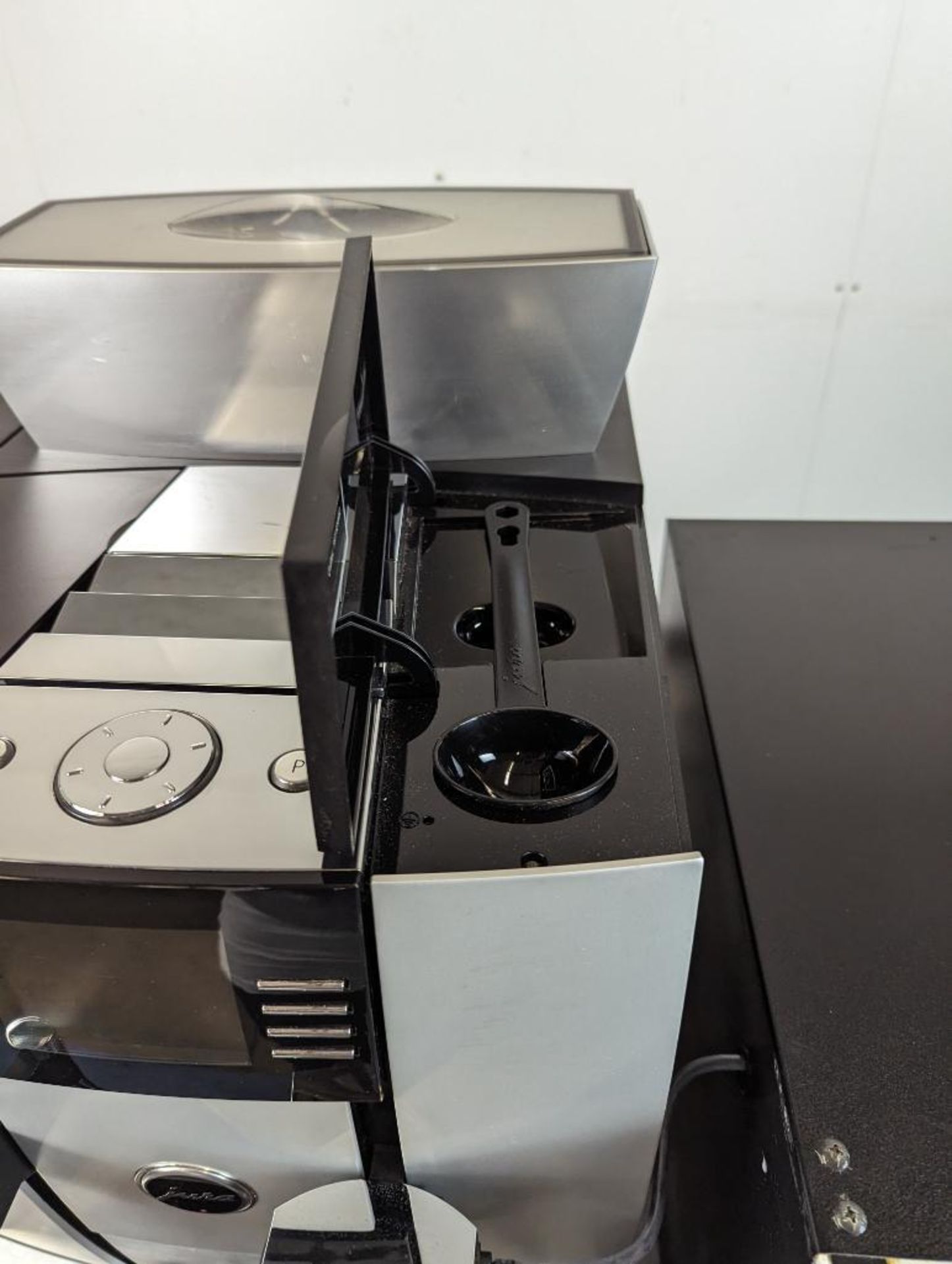 JURA GIGA W3 PROFESSIONAL AUTOMATIC COFFEE MACHINE WITH MILK COOLER - Bild 6 aus 14