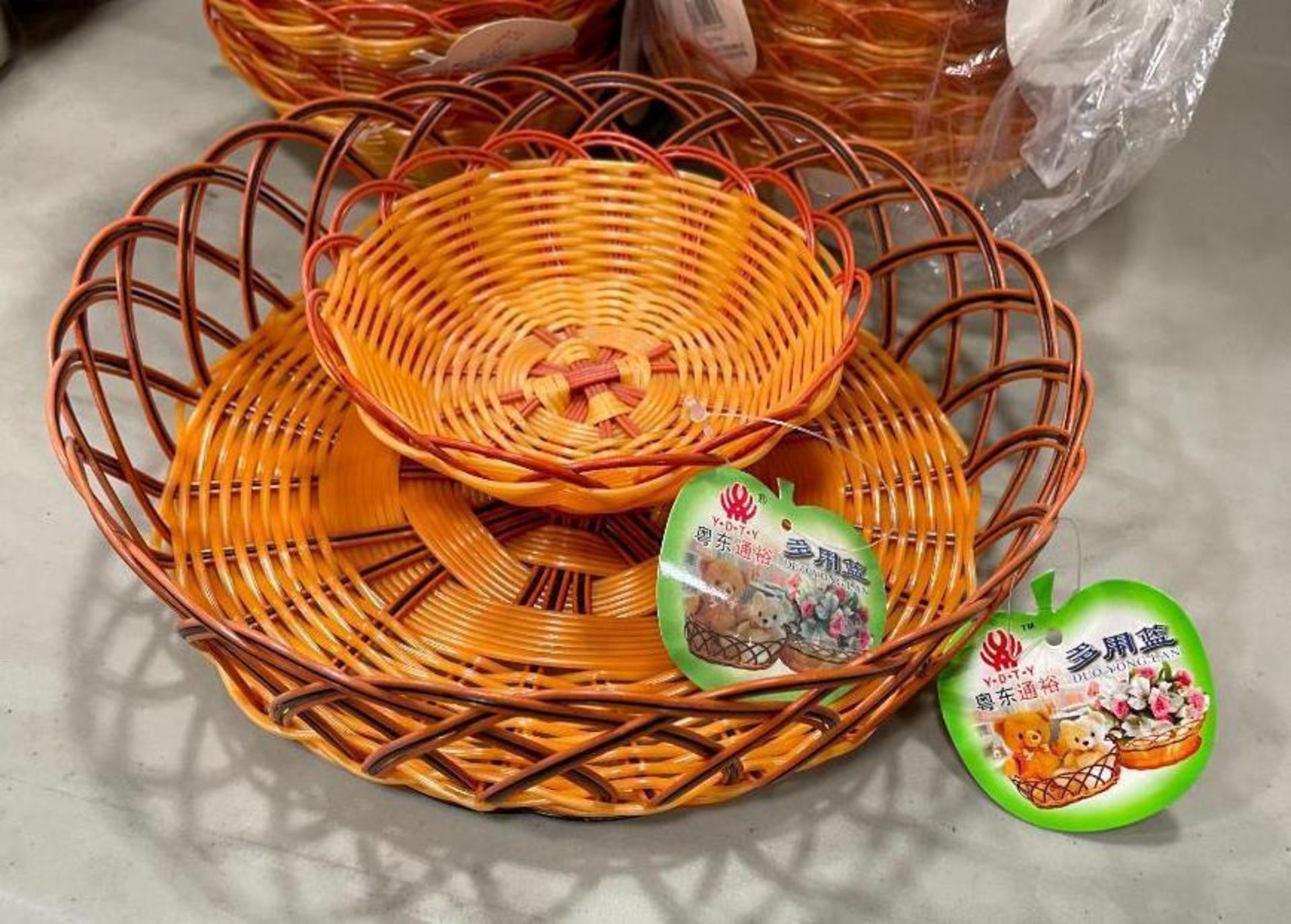 LOT OF ASSORTED SIZE PLASTIC BASKETS - Image 5 of 6