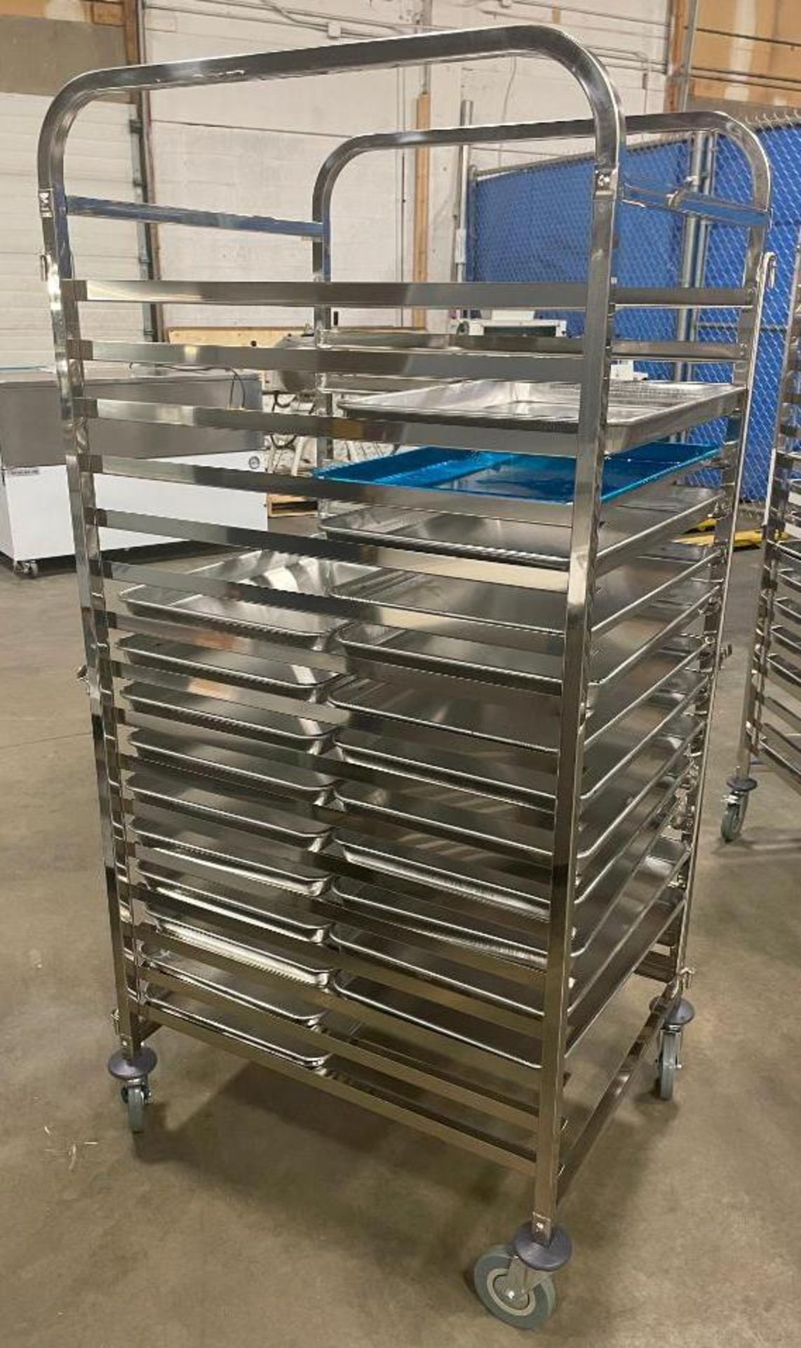 NEW STAINLESS STEEL 16-SLOT OVERSIZED BUN PAN RACK WITH PAN GUARD & (22) PANS - Image 5 of 8