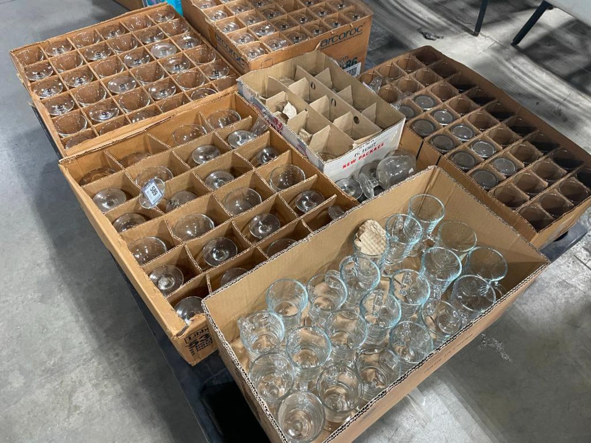 PALLET OF ASSORTED GLASSWARE INCLUDING: COCKTAIL, BRANDY , WATER GLASSES, CHAMPAGNE GLASSES - Image 9 of 10