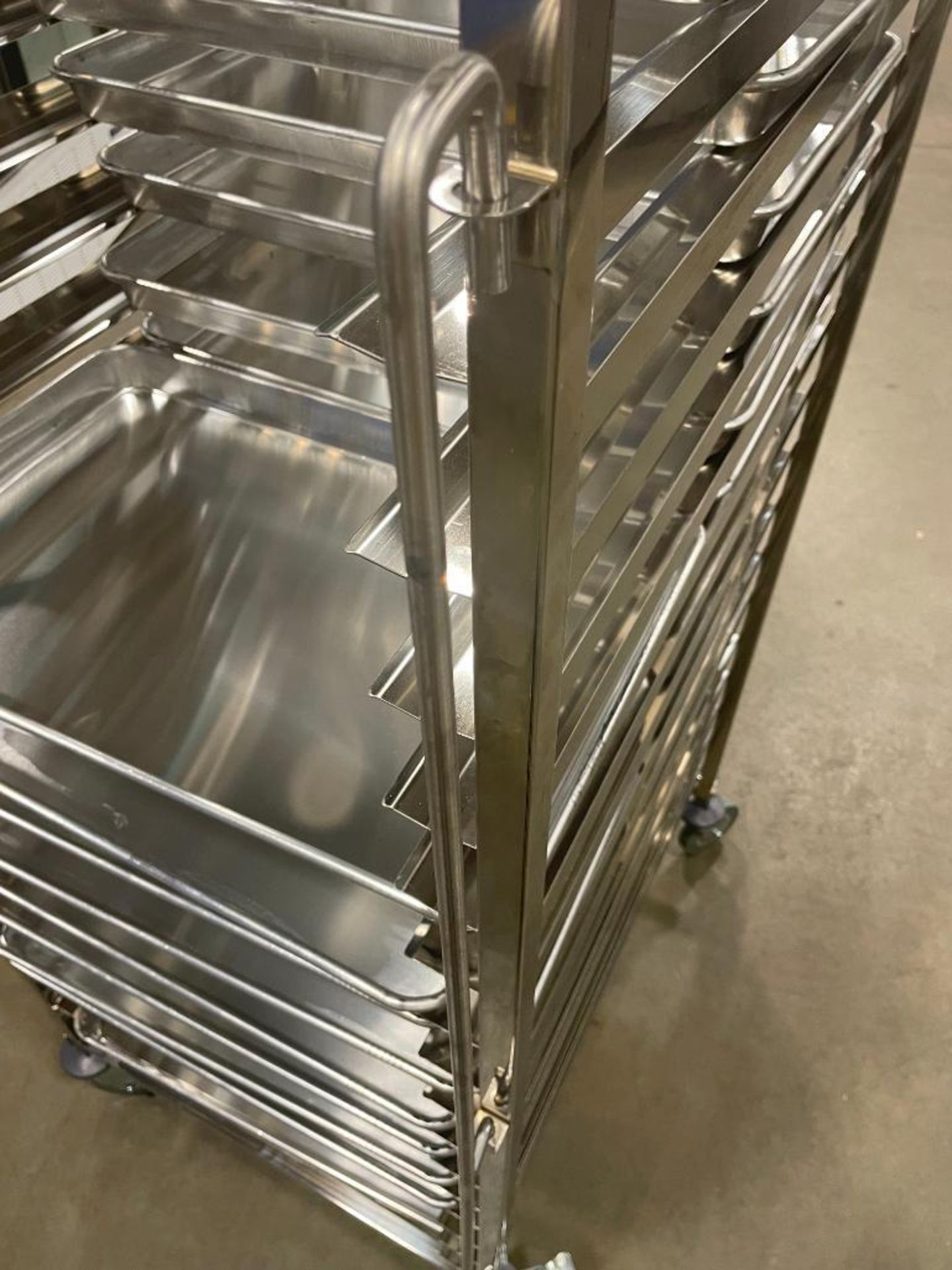 NEW STAINLESS STEEL 16-SLOT OVERSIZED BUN PAN RACK WITH PAN GUARD & (22) PANS - Image 4 of 9