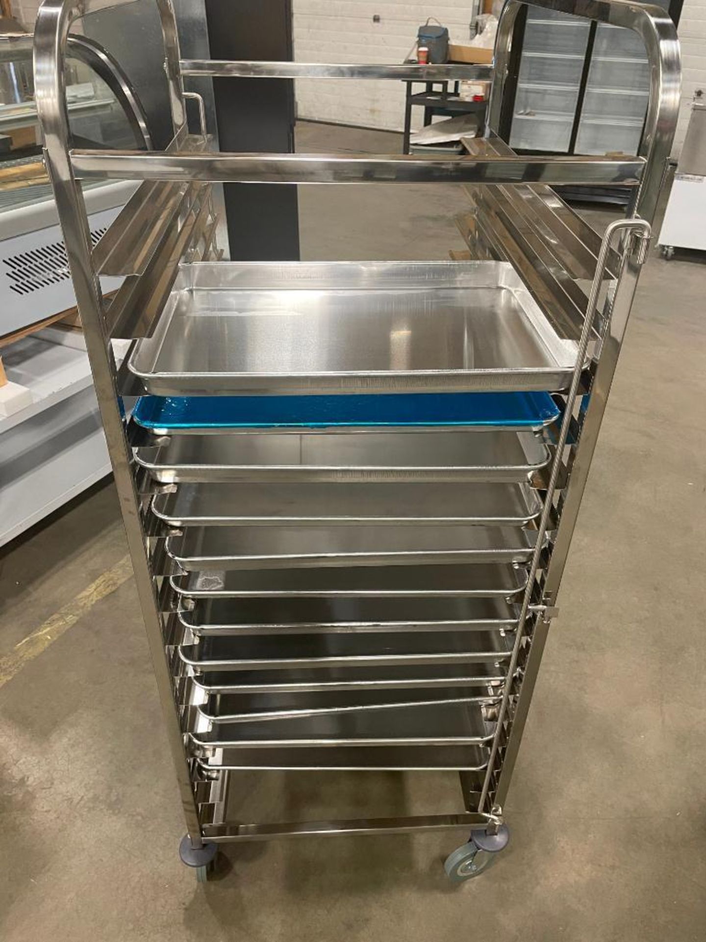 NEW STAINLESS STEEL 16-SLOT OVERSIZED BUN PAN RACK WITH PAN GUARD & (22) PANS - Image 6 of 8