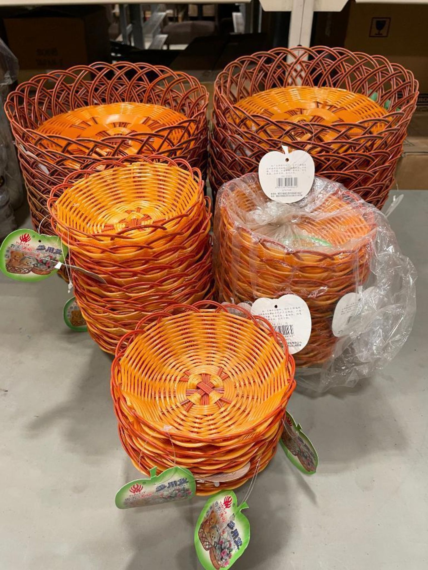 LOT OF ASSORTED SIZE PLASTIC BASKETS - Image 2 of 6