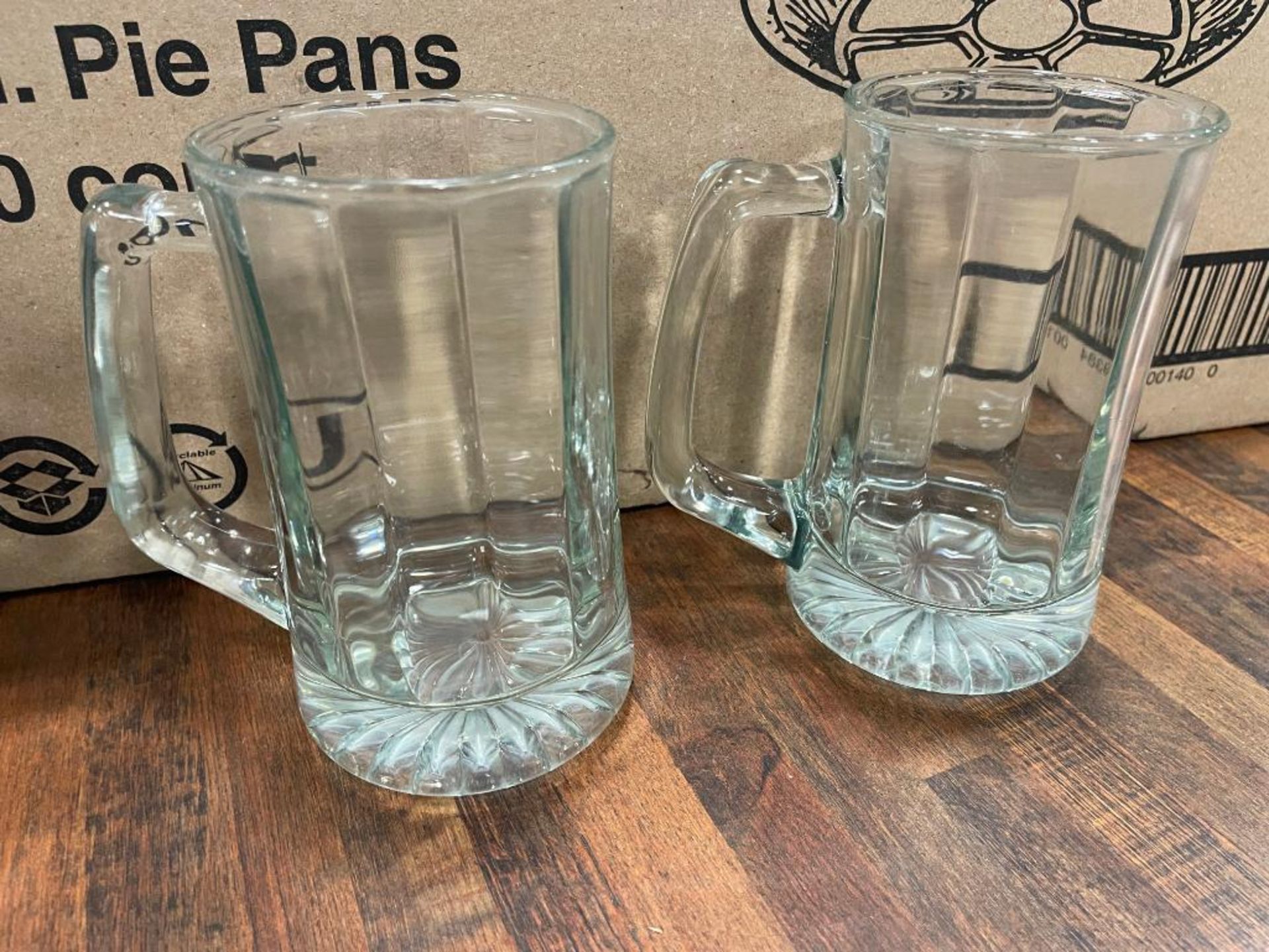 LOT OF ASSORTED GLASSES INCLUDING MUGS, WATER PITCHERS & WINE GLASSES - Image 3 of 11