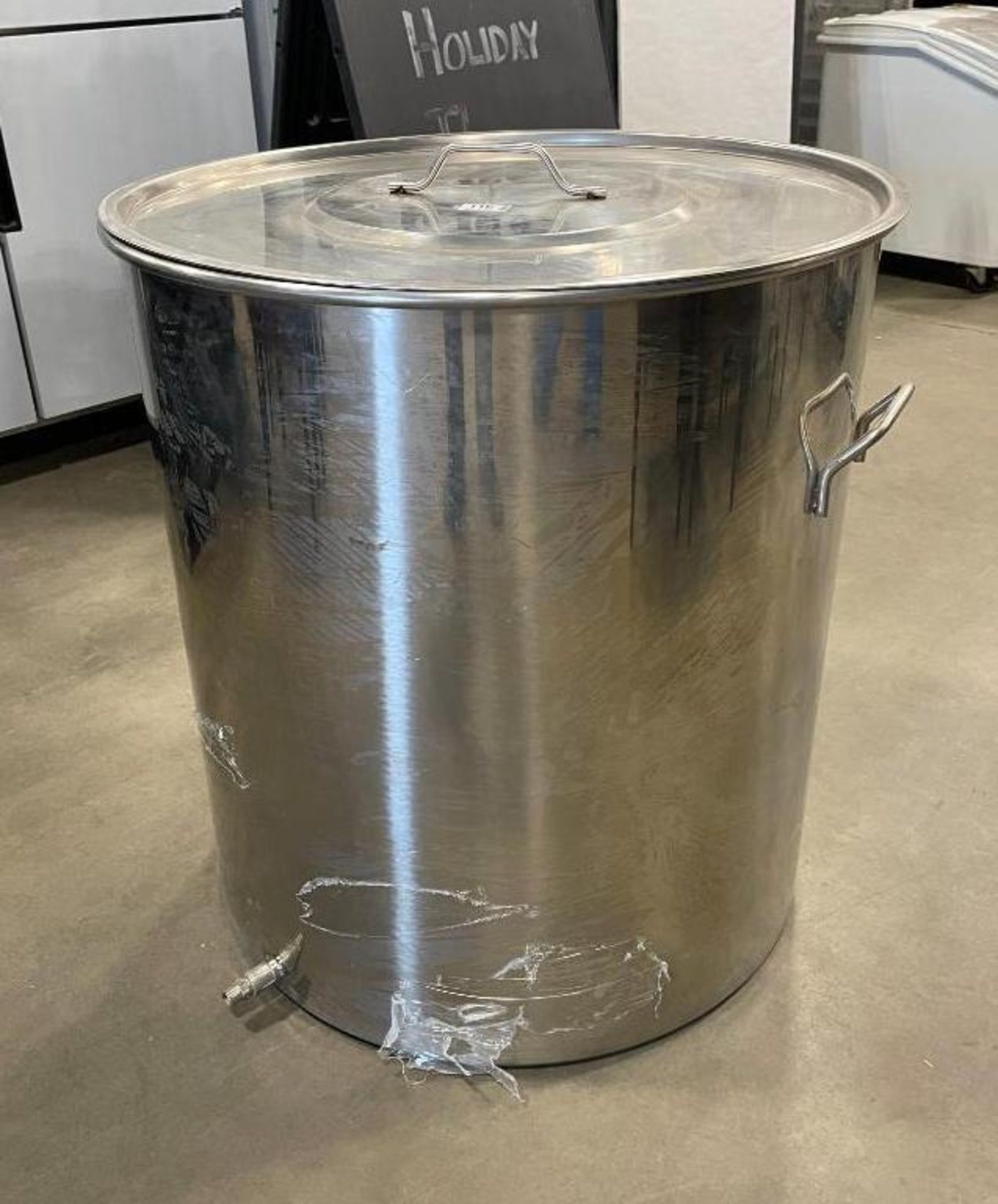 APPROX. 320 QT STAINLESS STEEL POT WITH SPOUT