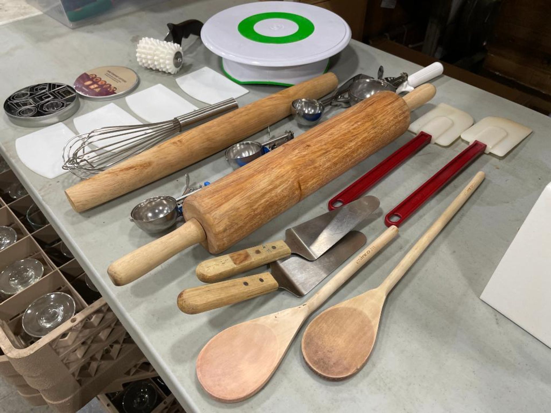 LOT OF ASSORTED BAKING UTENSILS INCLUDING: ROLLING PINS, MINI FONDANT CUTTERS, CAKE STAND, PORTION S - Image 10 of 11