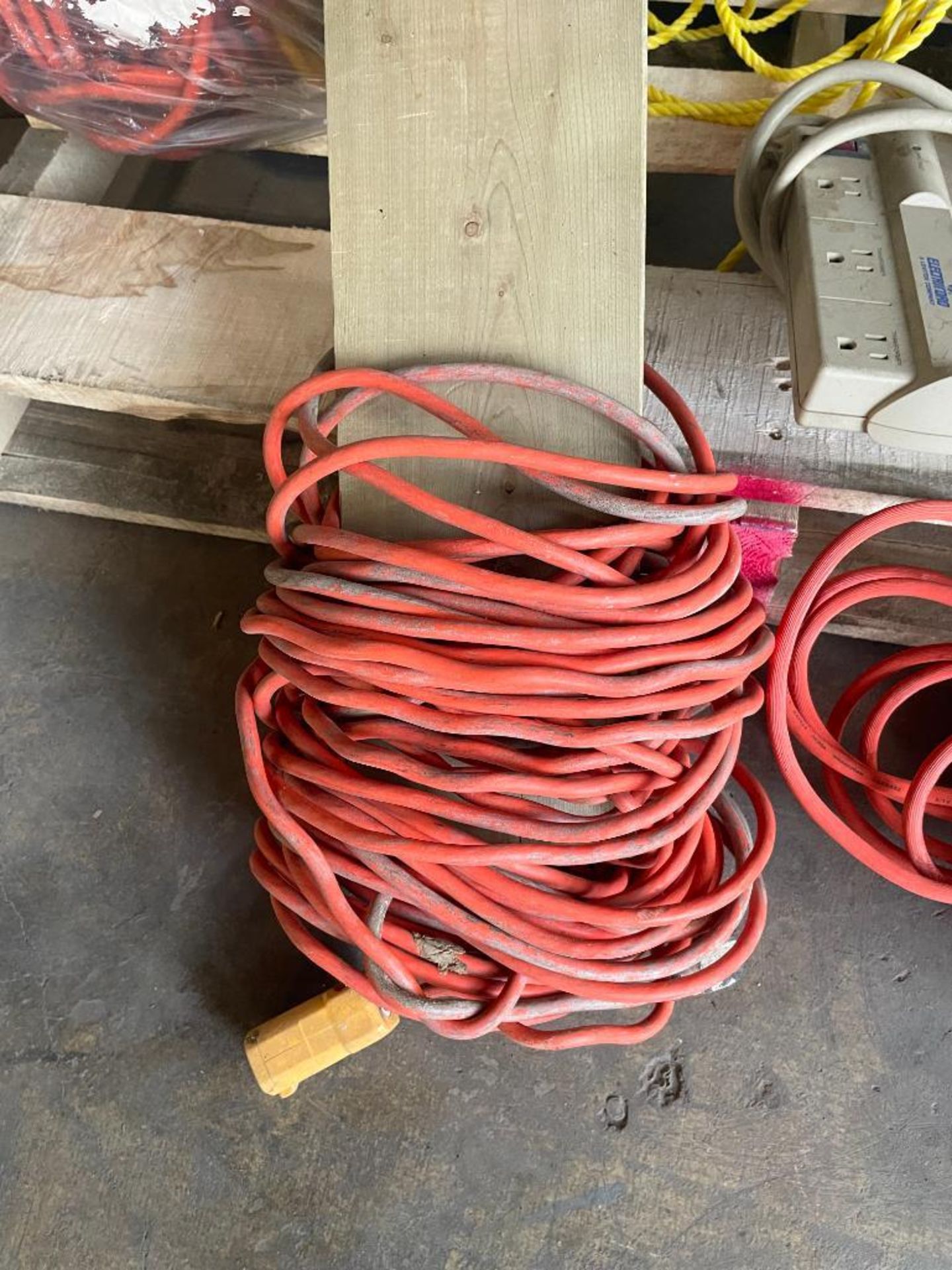 PALLET OF EXTENSION CORDS & WATER HOSE - Image 4 of 10