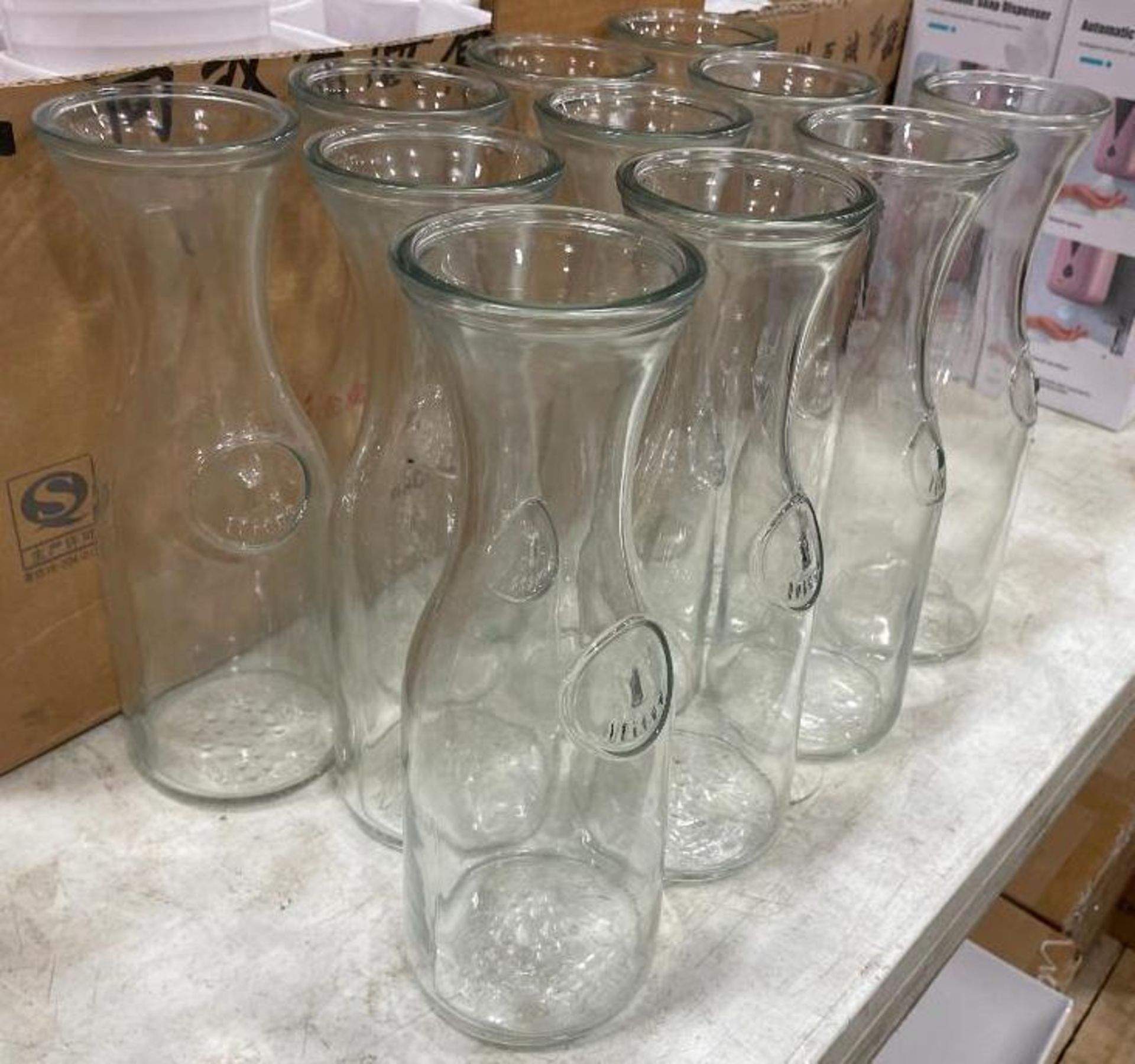 (10) 1-LITER GLASS CARAFES