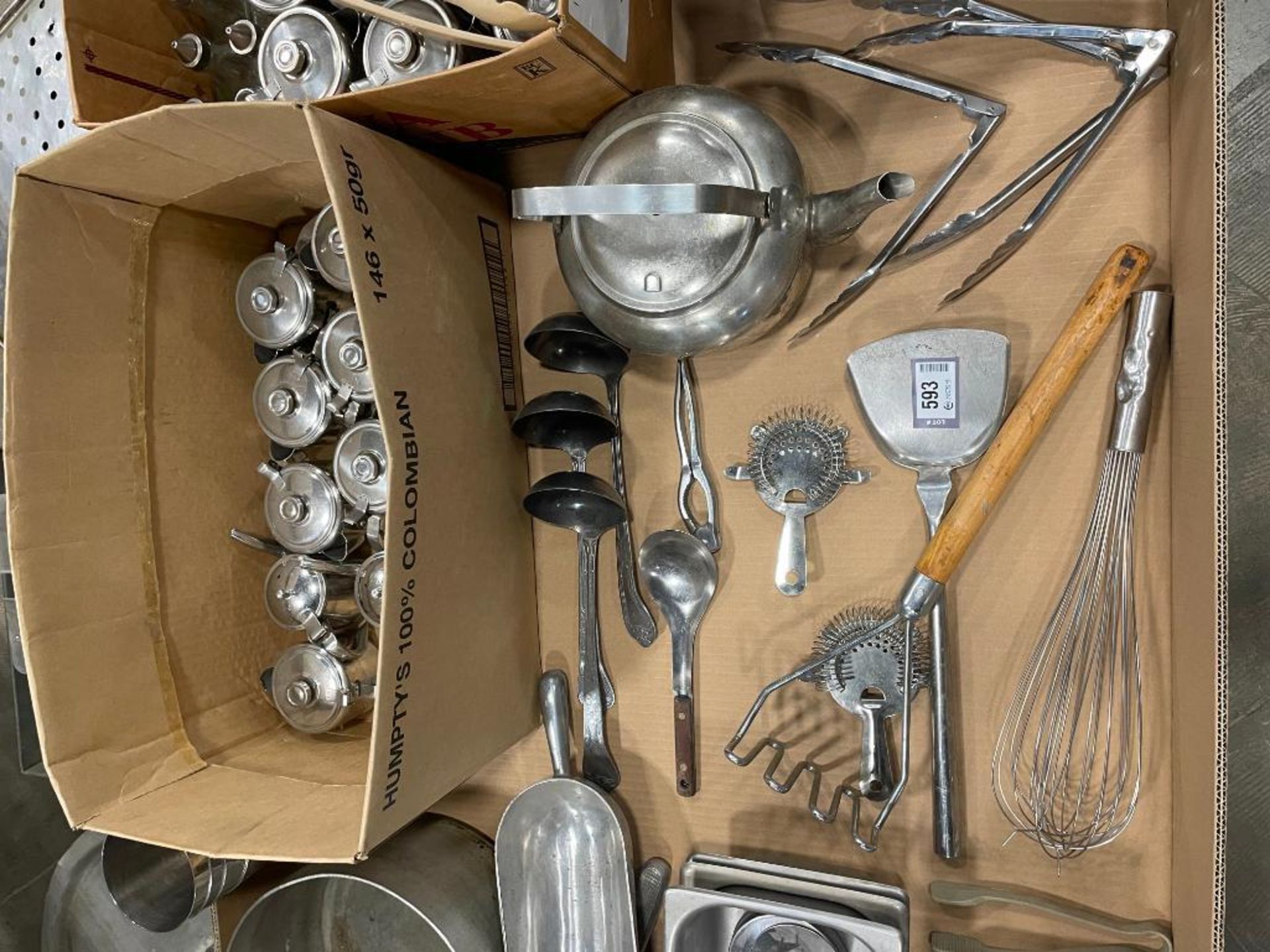 LOT OF ASSORTED KITCHEN ITEMS INCLUDING: INSERTS, TONGS, SCOOPS, TEAPOTS - Image 4 of 13