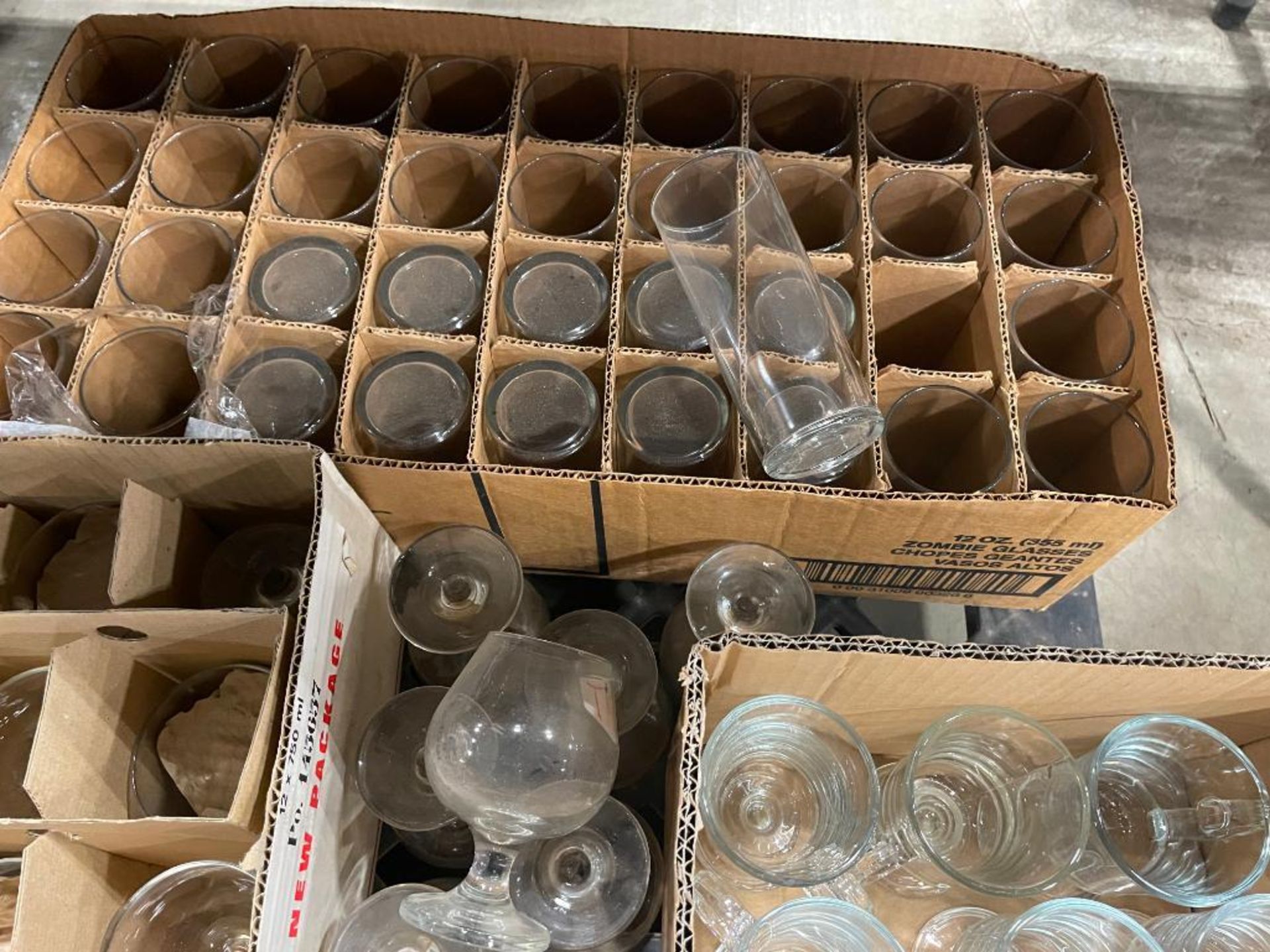 PALLET OF ASSORTED GLASSWARE INCLUDING: COCKTAIL, BRANDY , WATER GLASSES, CHAMPAGNE GLASSES - Image 6 of 10