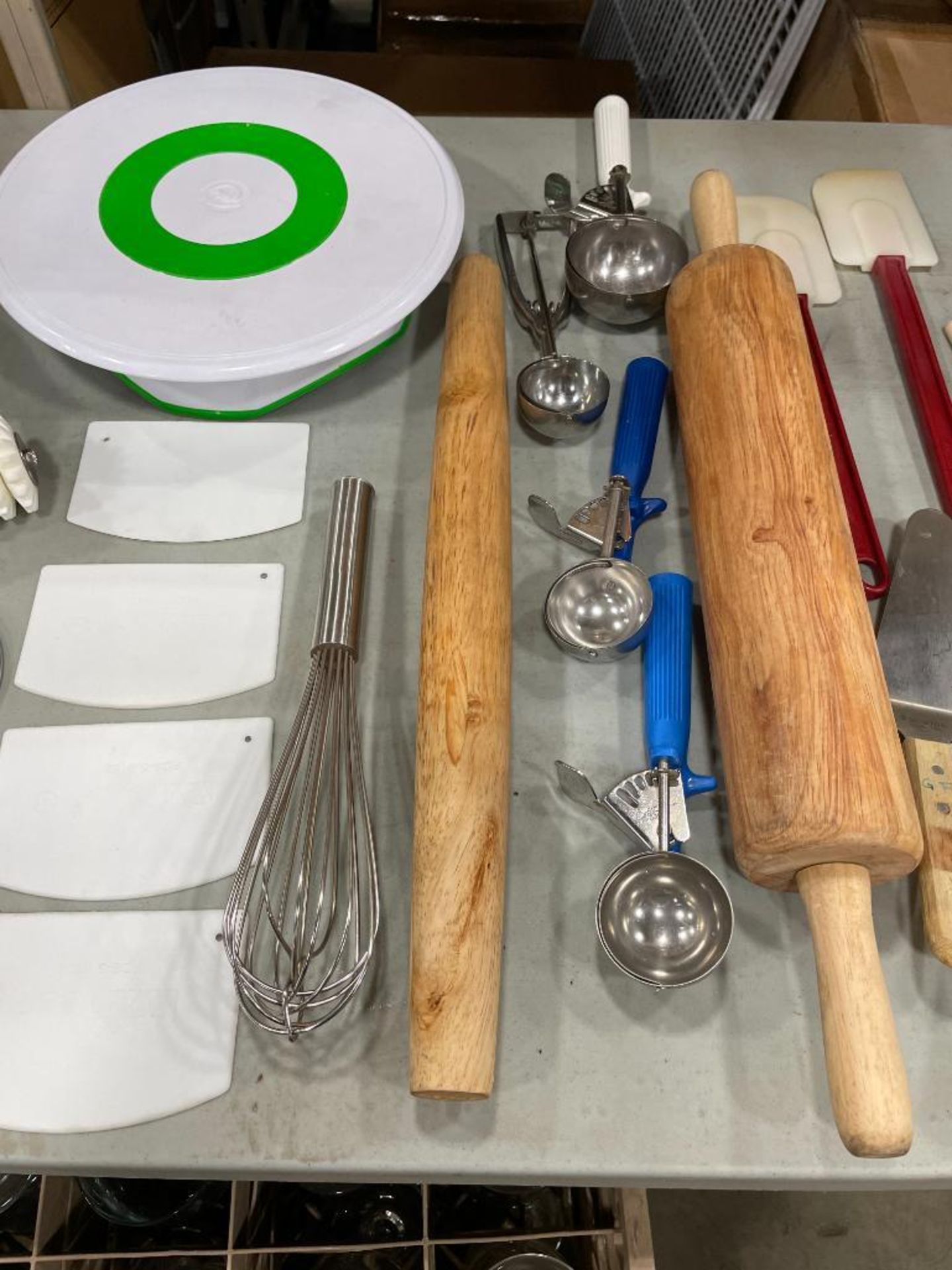 LOT OF ASSORTED BAKING UTENSILS INCLUDING: ROLLING PINS, MINI FONDANT CUTTERS, CAKE STAND, PORTION S - Image 3 of 11