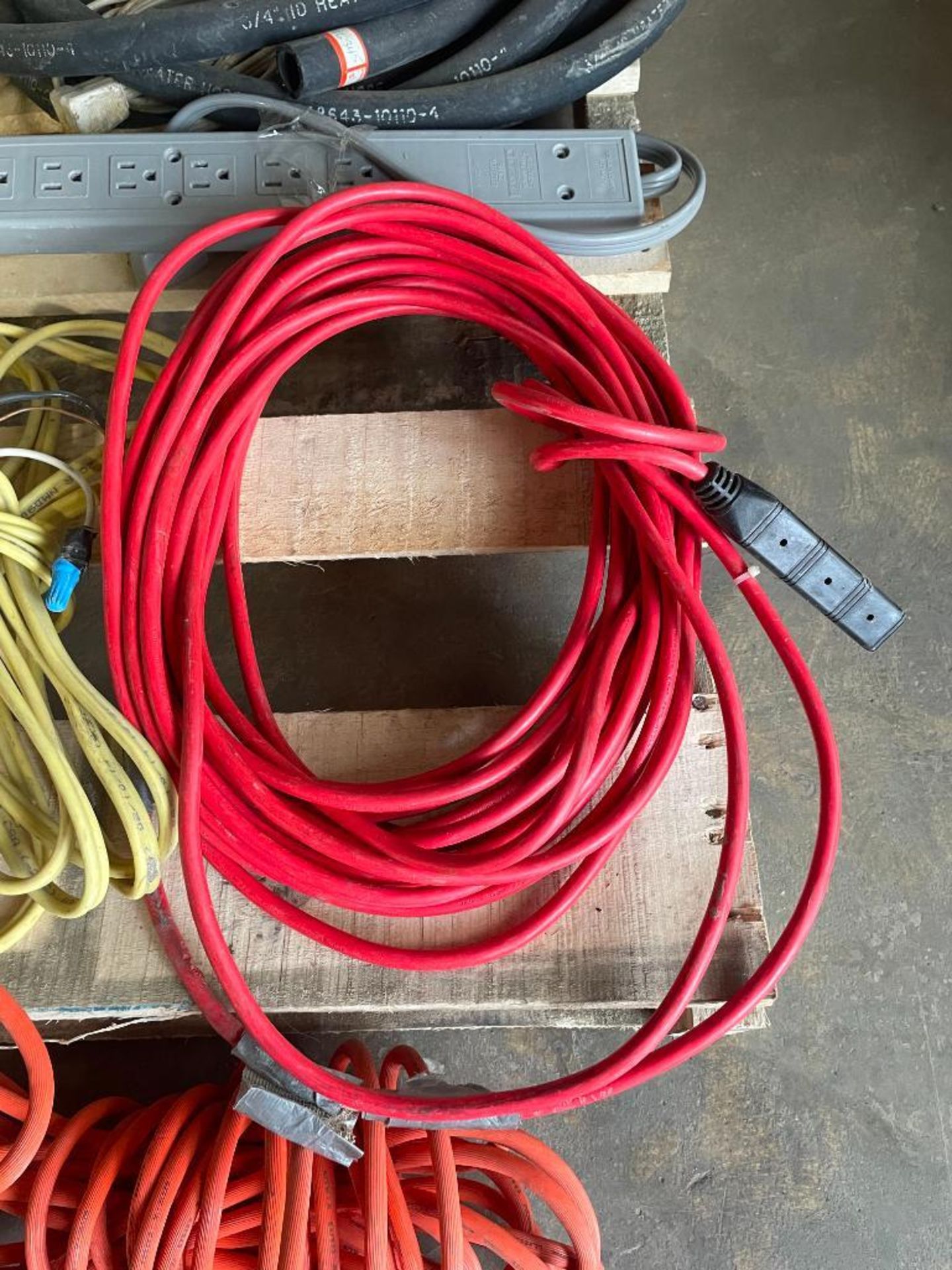 PALLET OF EXTENSION CORDS & WATER HOSE - Image 5 of 10