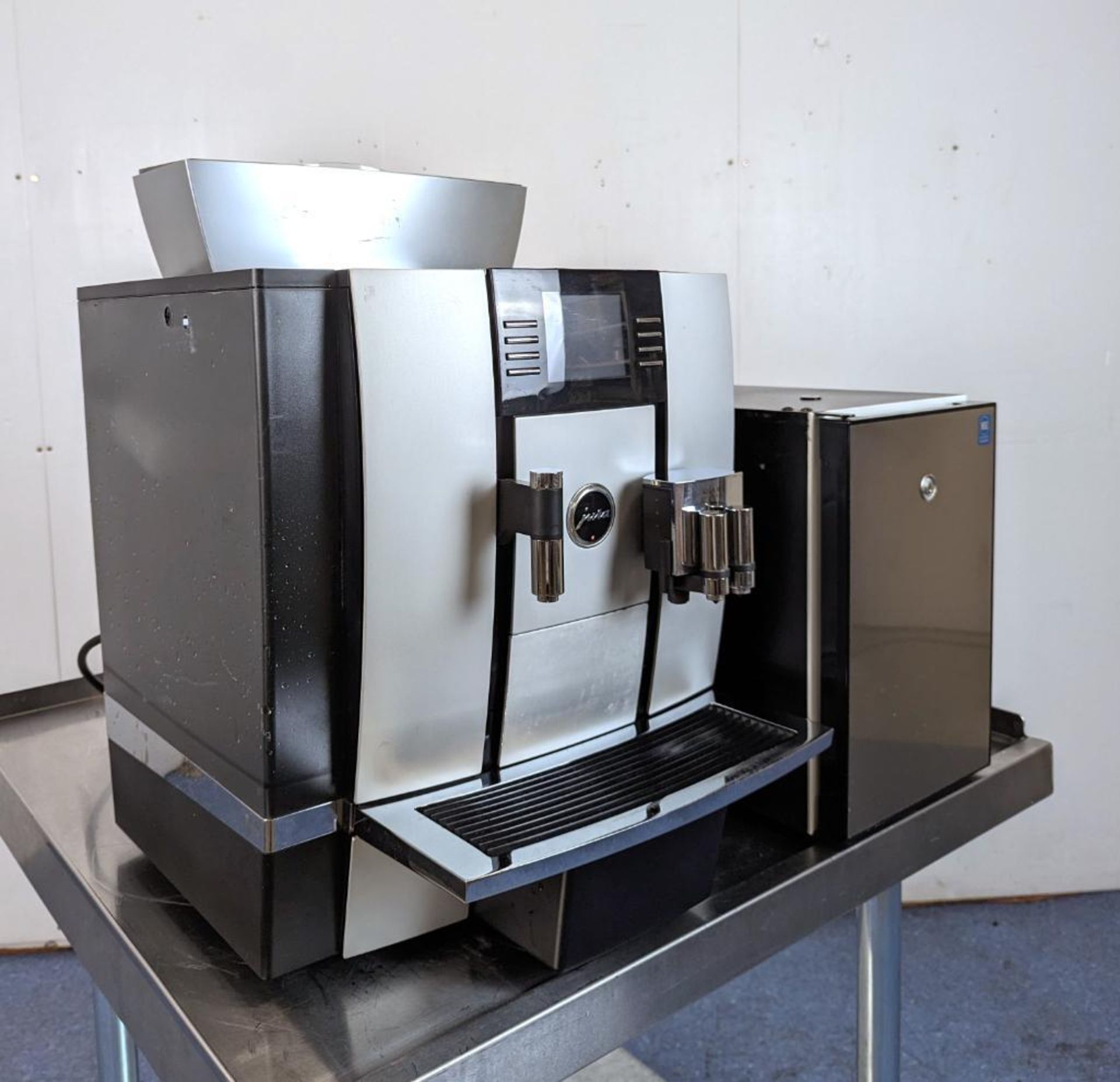 JURA GIGA W3 PROFESSIONAL AUTOMATIC COFFEE MACHINE WITH MILK COOLER - Image 3 of 14