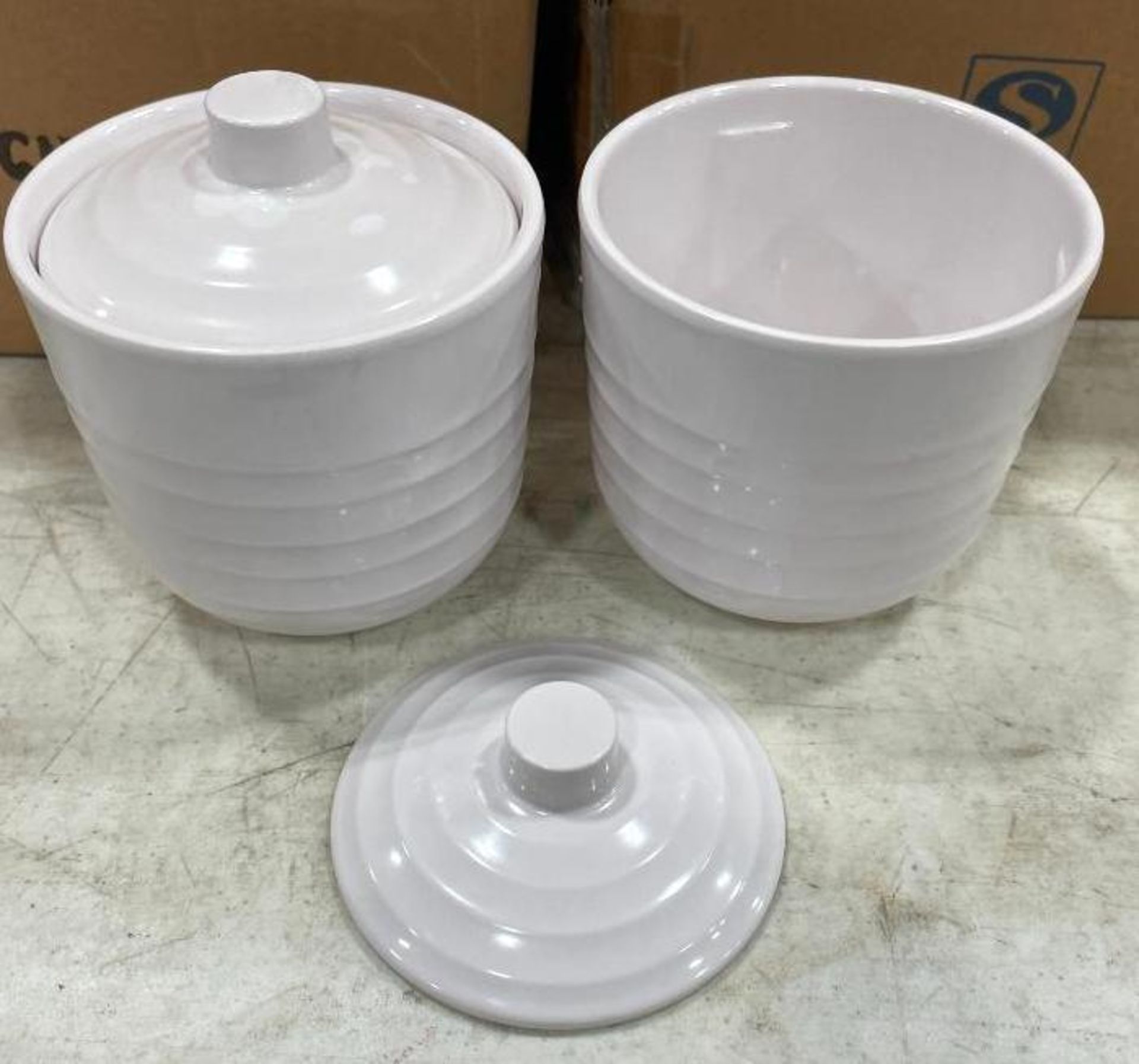 LOT OF 4.25" MELAMINE ROUND STACKABLE 3.75" DEEP BOWL WITH LIDS - Bild 3 aus 6