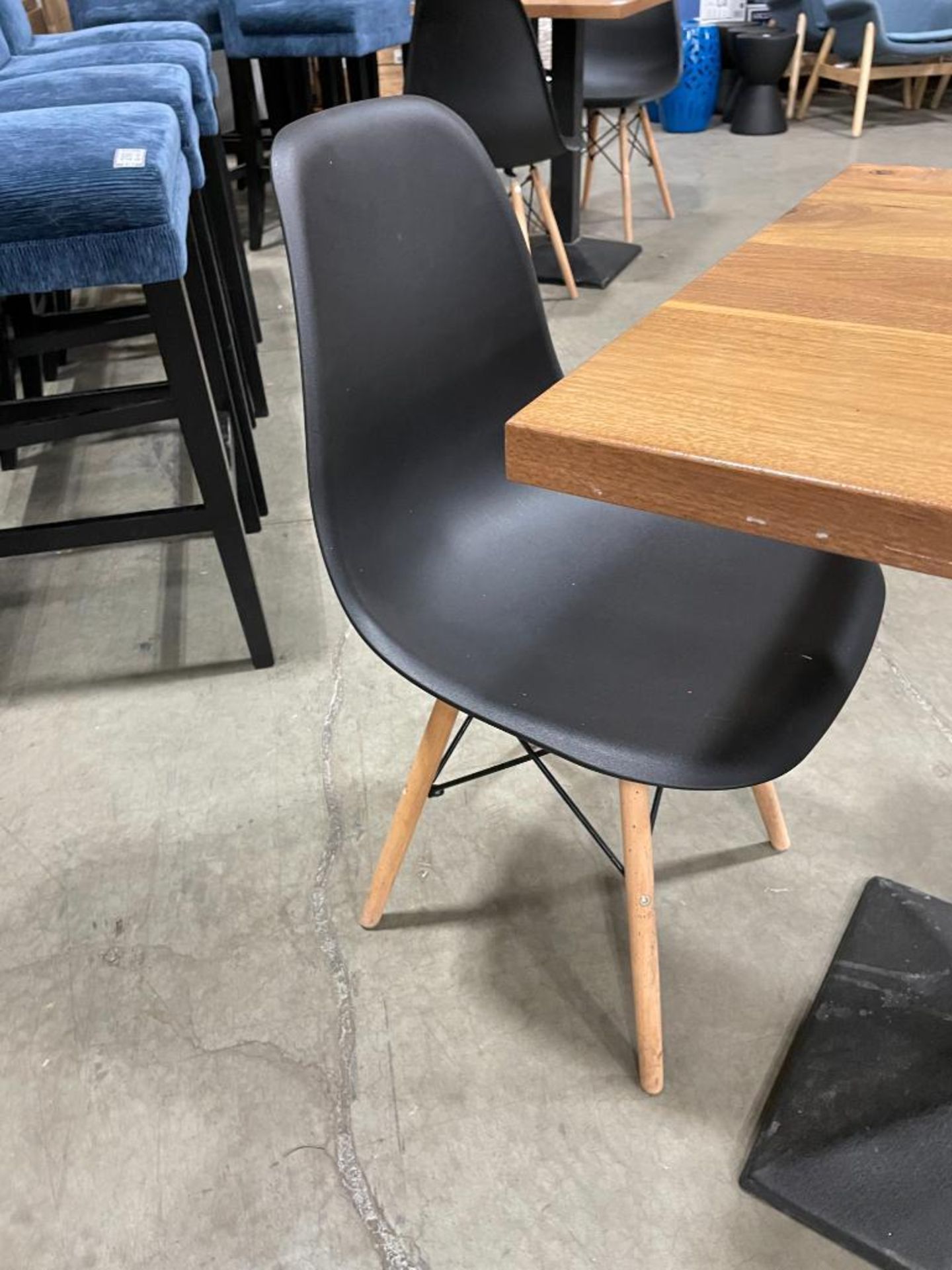 30" X 24" WOOD TOP SINGLE PEDESTAL TABLE WITH (2) BLACK PLASTIC BACK CHAIRS - Image 4 of 9