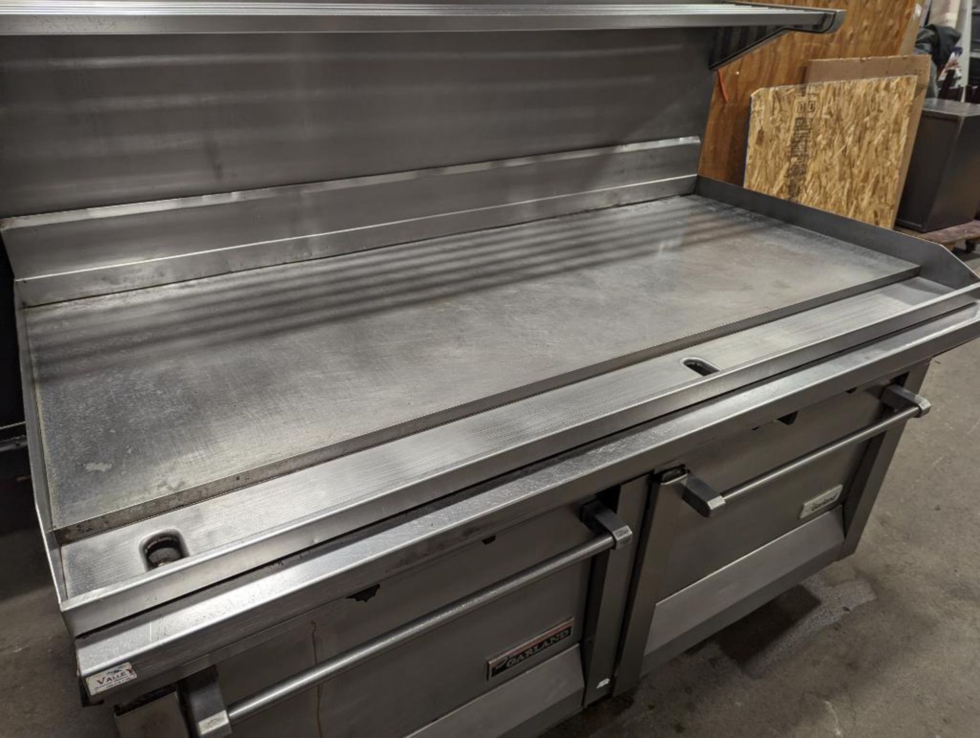 GARLAND M48-68R 68" GRIDDLE WITH DOUBLE STANDARD OVEN - Image 5 of 14