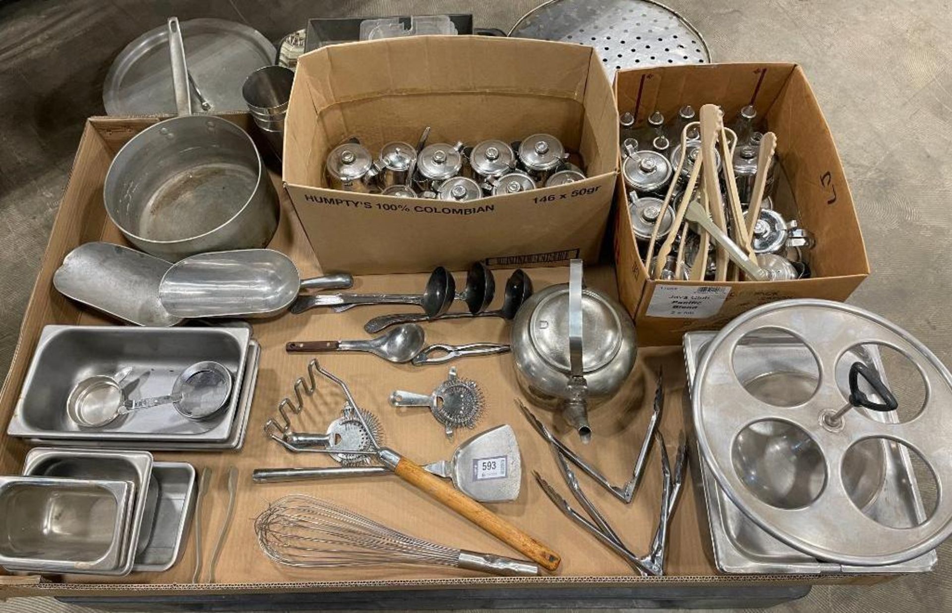 LOT OF ASSORTED KITCHEN ITEMS INCLUDING: INSERTS, TONGS, SCOOPS, TEAPOTS