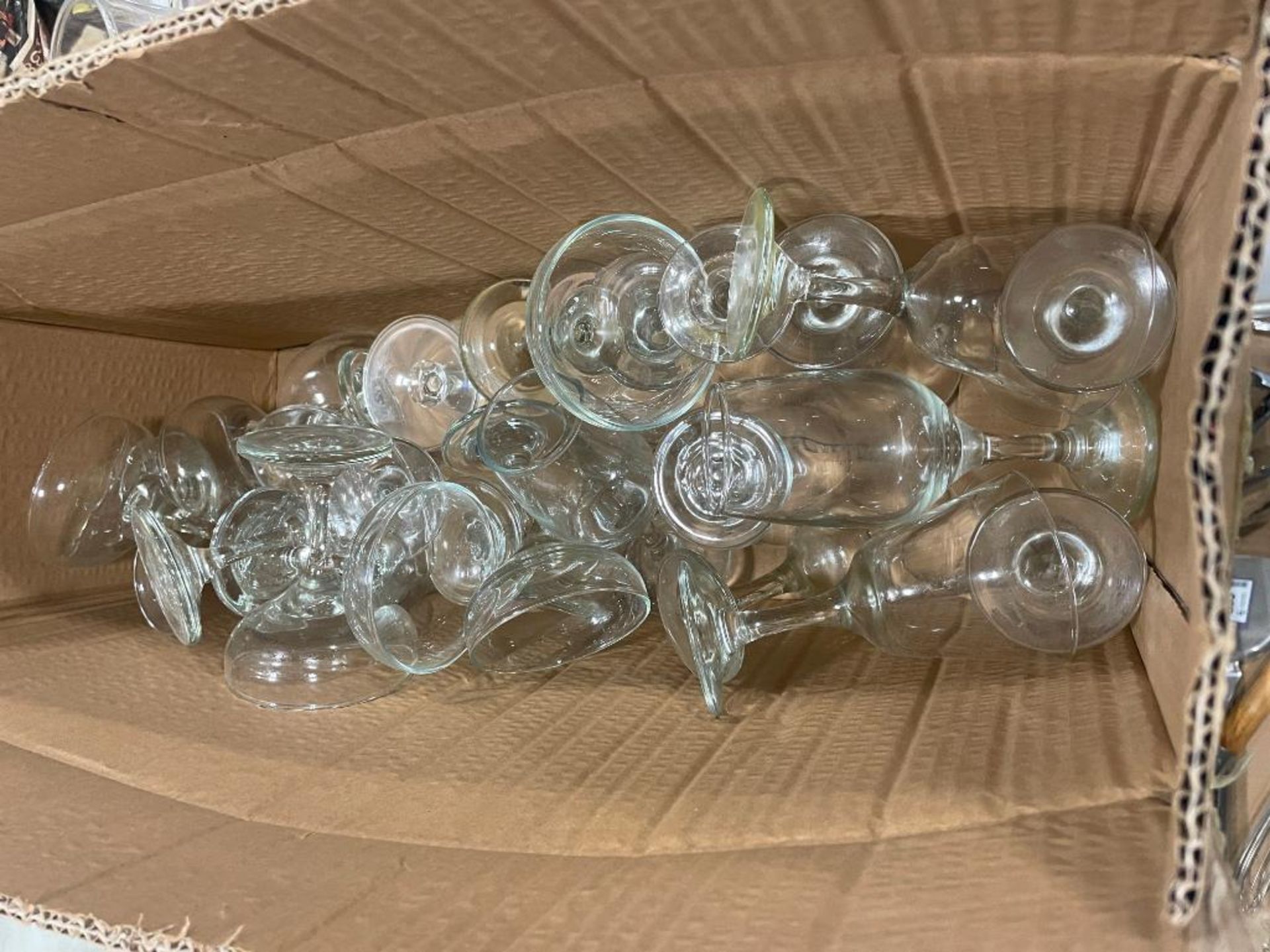 LOT OF ASSORTED GLASSWARE INCLUDING: WATER GLASSES, COFFEE MUGS & COCKTAIL GLASSES - Image 6 of 7