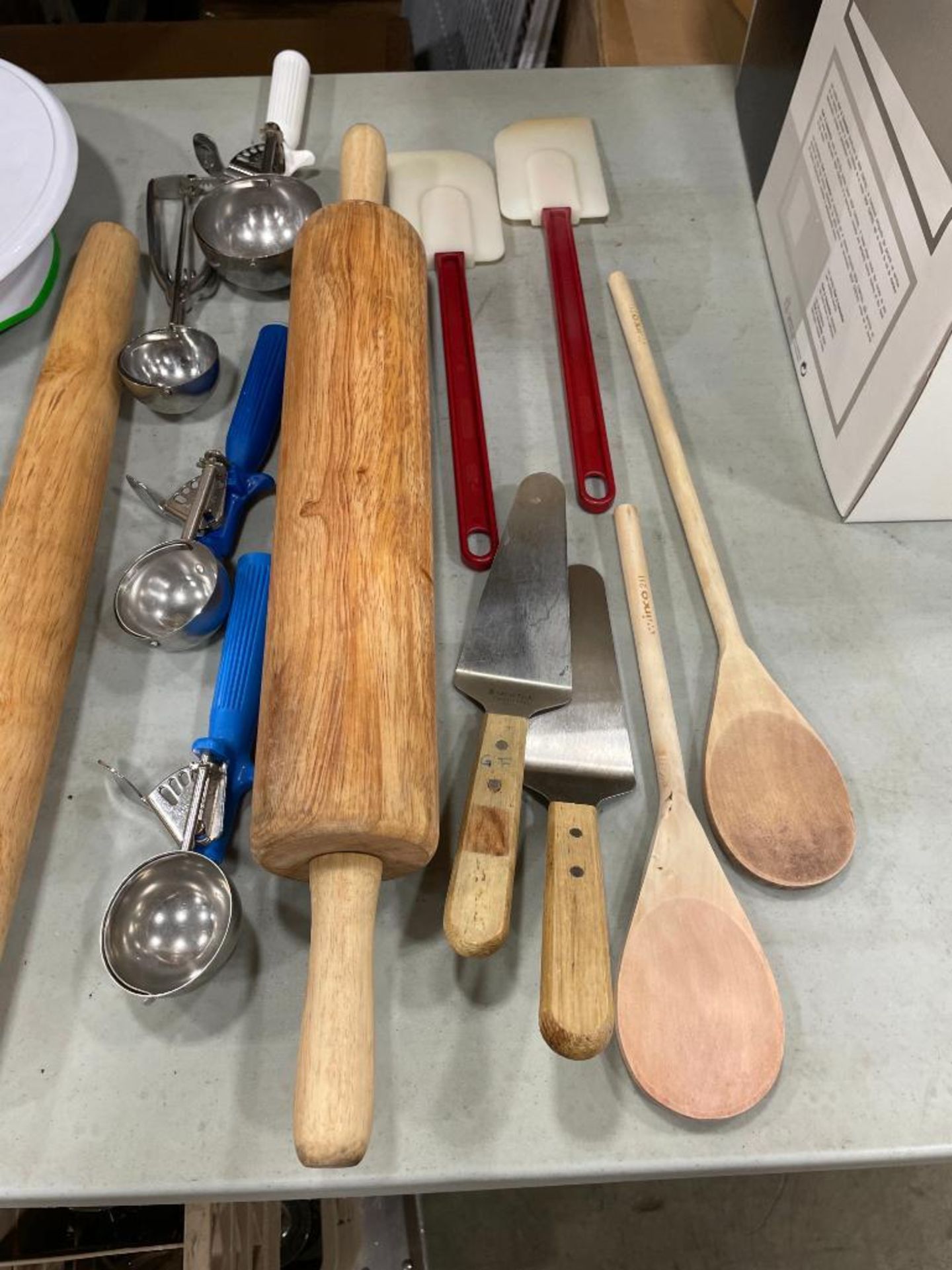 LOT OF ASSORTED BAKING UTENSILS INCLUDING: ROLLING PINS, MINI FONDANT CUTTERS, CAKE STAND, PORTION S - Image 2 of 11