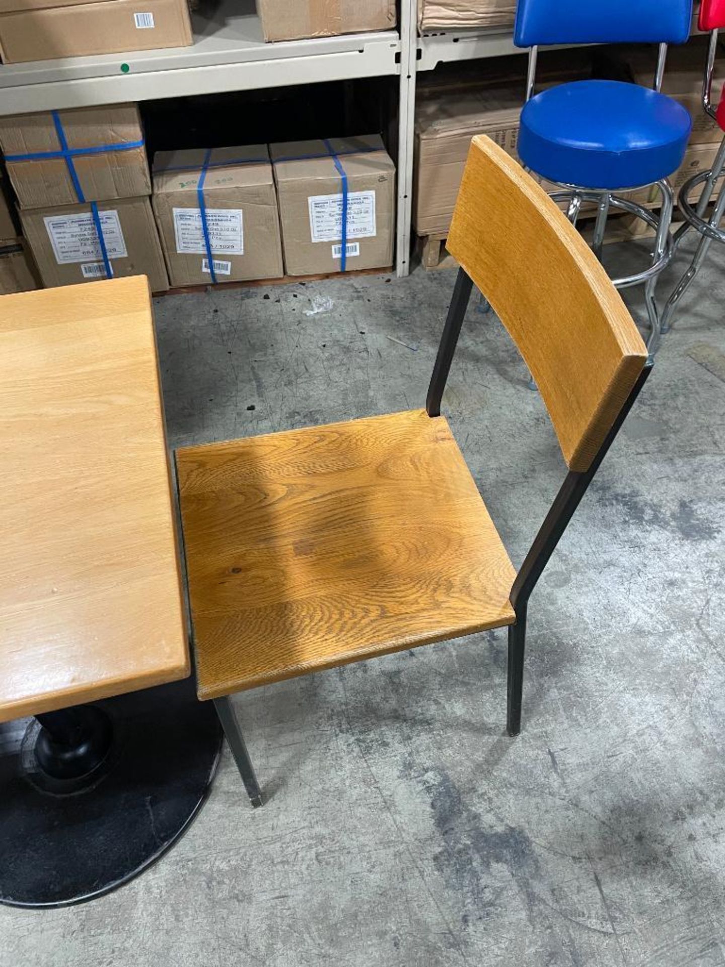 24" X 24" SINGLE PEDESTAL WOOD TOP TABLE WITH (2) CHAIRS - Image 5 of 7