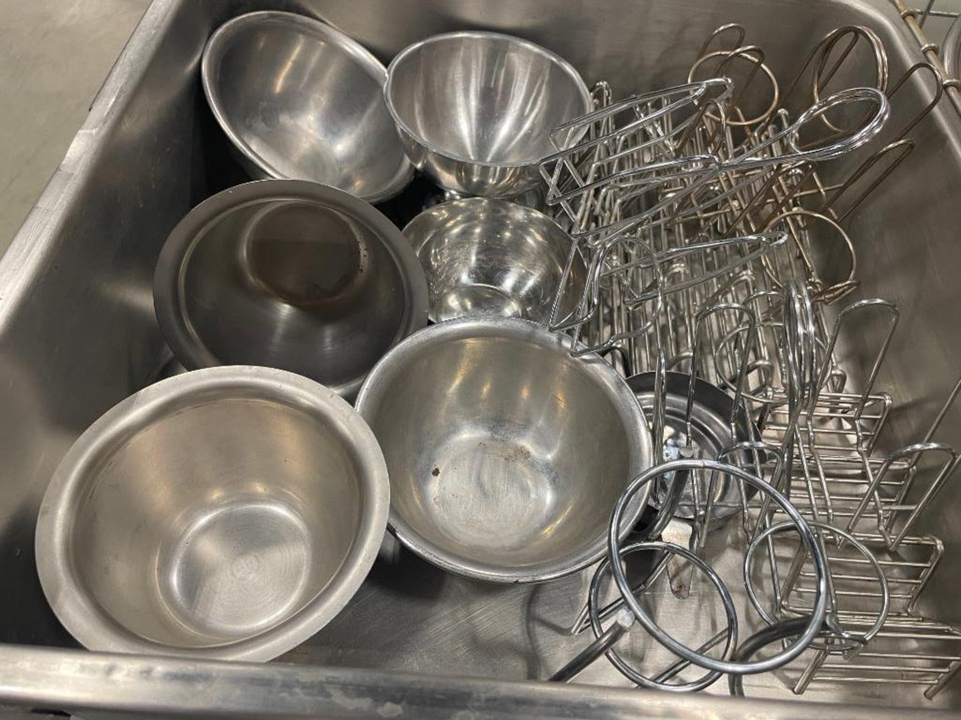 LOT OF TABLE CADDIES & STAINLESS STEEL SAUCE BOWLS - Bild 6 aus 7