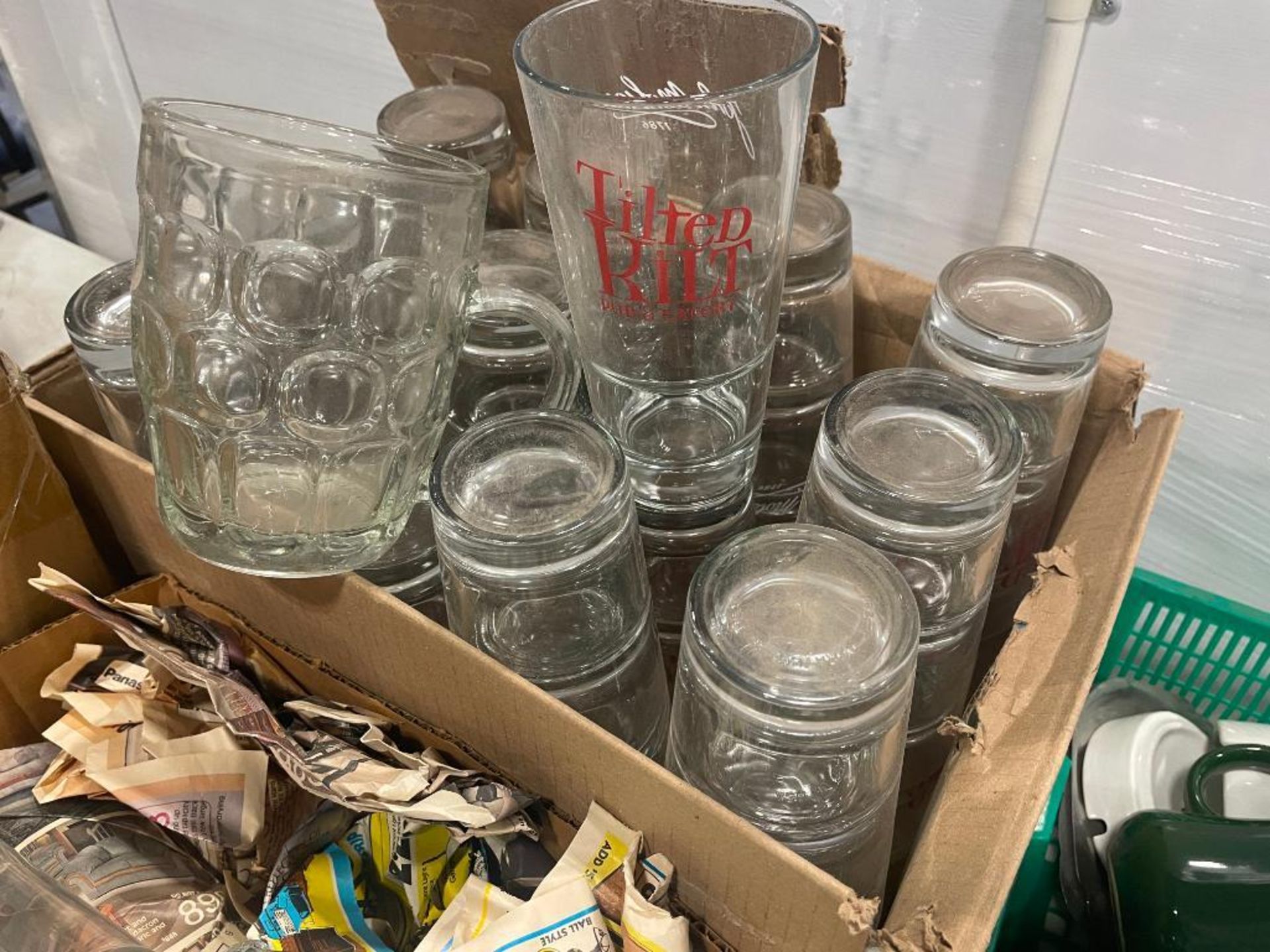 LOT OF ASSORTED GLASSWARE INCLUDING: WATER GLASSES, COFFEE MUGS & COCKTAIL GLASSES - Image 4 of 7