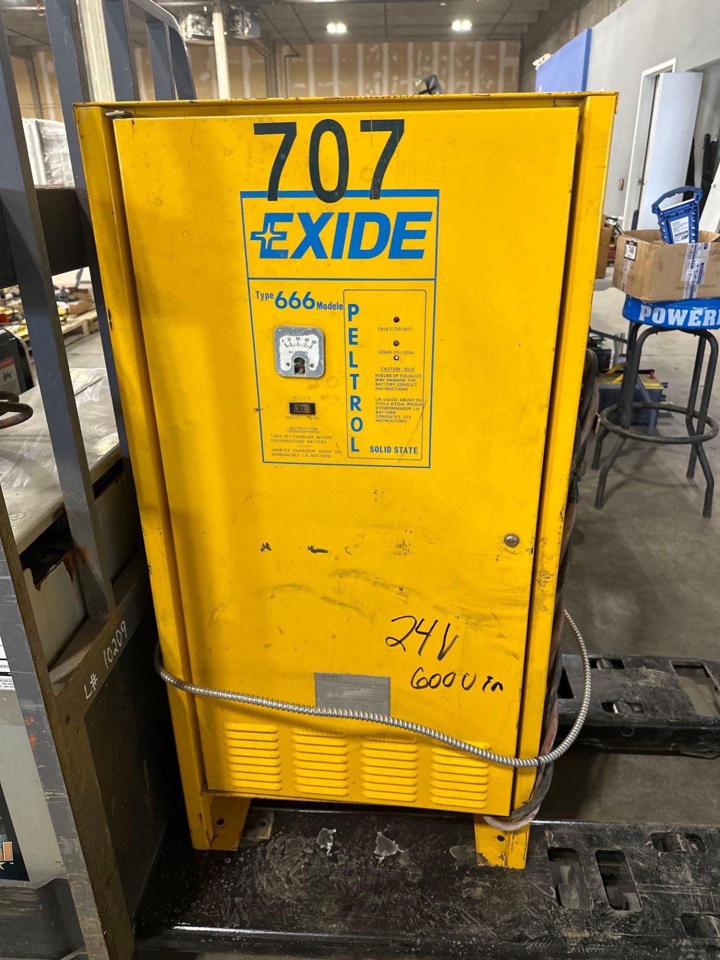PE 4000 Series PE4000-60 Ride-On Power Jack, 2,079hrs Showing w/ Exide 666 24V Battery Charger - Image 7 of 8