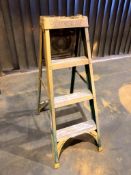 Featherlite 4' Fiberglass Step Ladder
